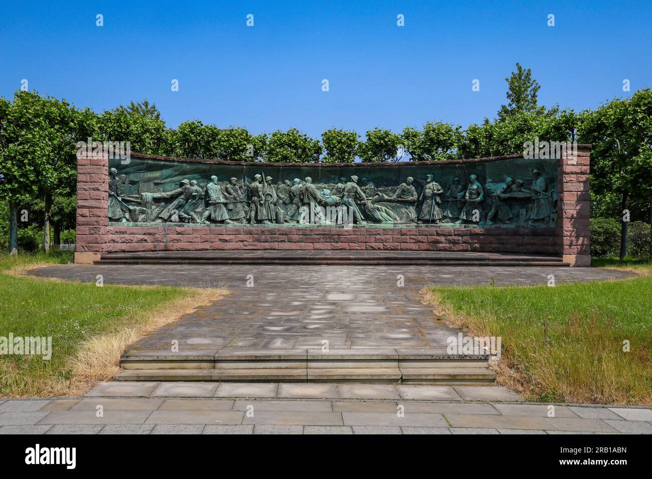 Essen, Renania settentrionale-Vestfalia, Germania - Monumento alla fusione di crogioli di fronte al quartier generale del gruppo ThyssenKrupp, monumentale rilievo di Artur Hoffmann. Il monumento della colata di crogioli si trova nella cintura di Krupp su Altendorfer Strasse nel distretto Westviertel di Essen e commemora la produzione di acciaio fuso nell'ex fabbrica di acciaio fuso di Krupp. Foto Stock