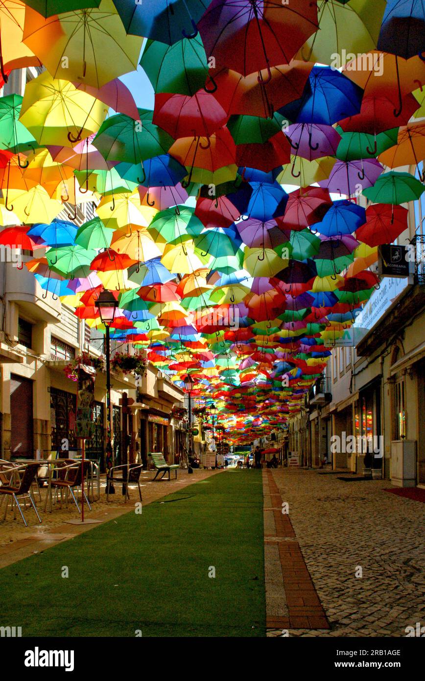 Ombrelli colorati in via Agueda, Portogallo Foto stock - Alamy