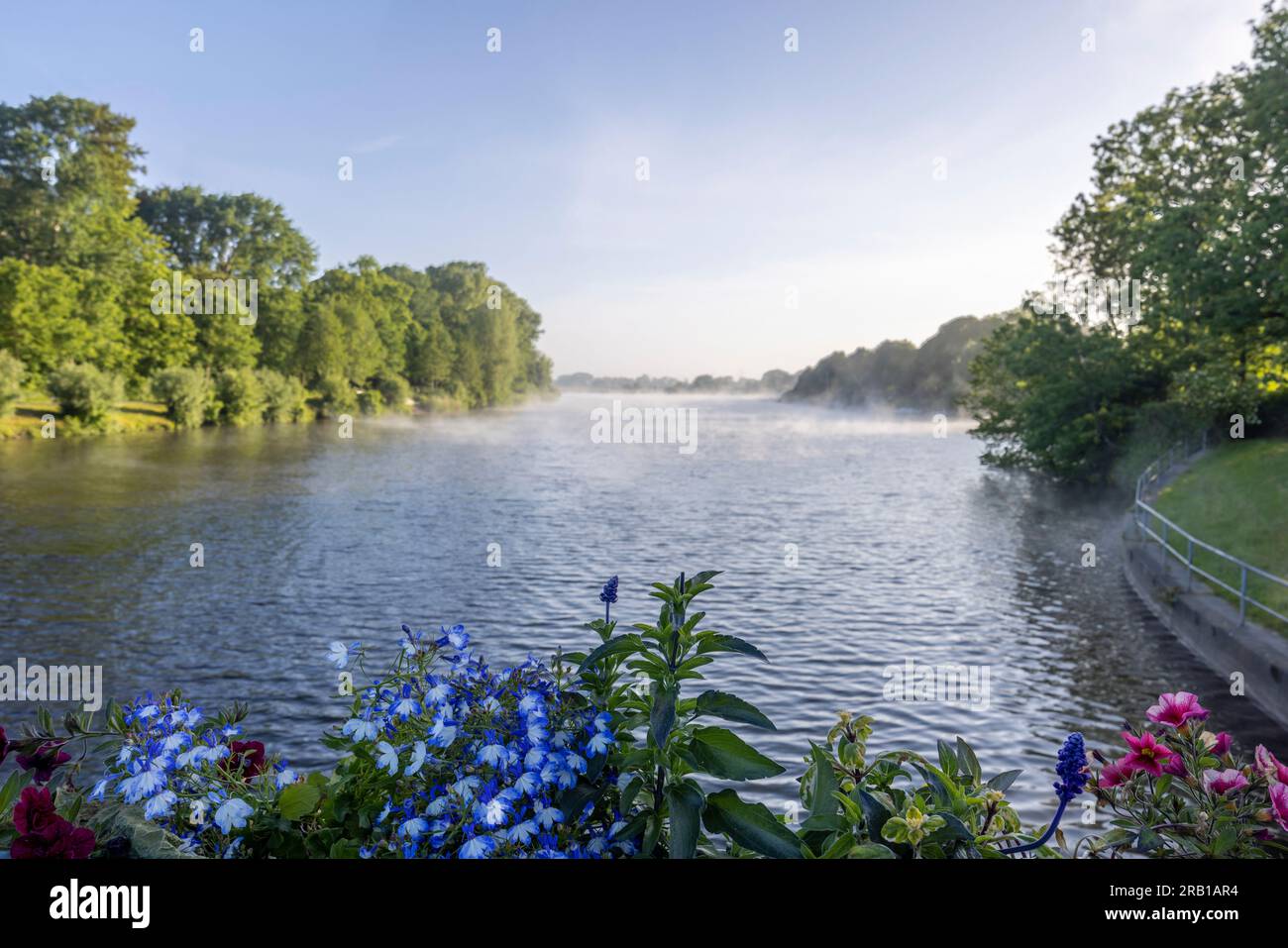 Vista dal ponte blu di Friedrichstadt al fiume Treene la mattina presto Foto Stock