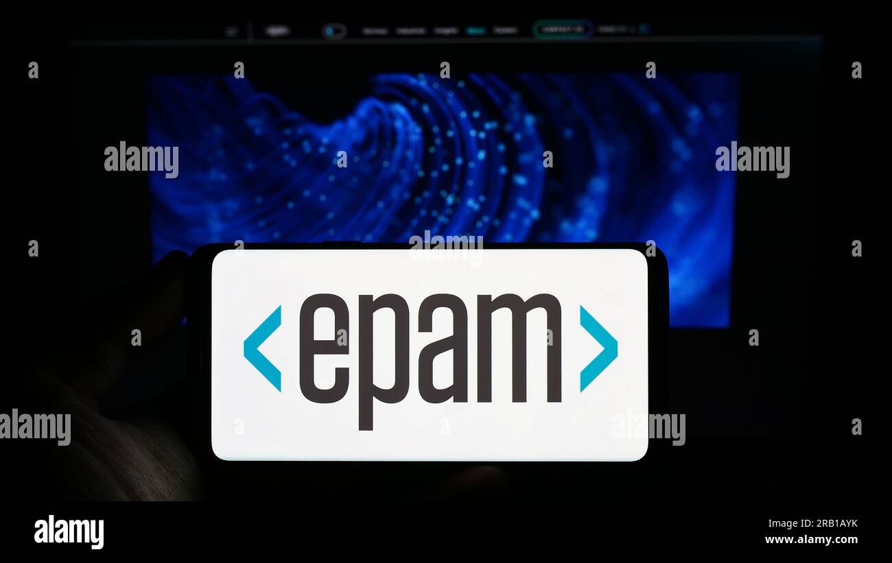 Persona che possiede uno smartphone con il logo della società di software statunitense EPAM Systems Inc. Sullo schermo di fronte al sito Web. Concentrarsi sul display del telefono. Foto Stock