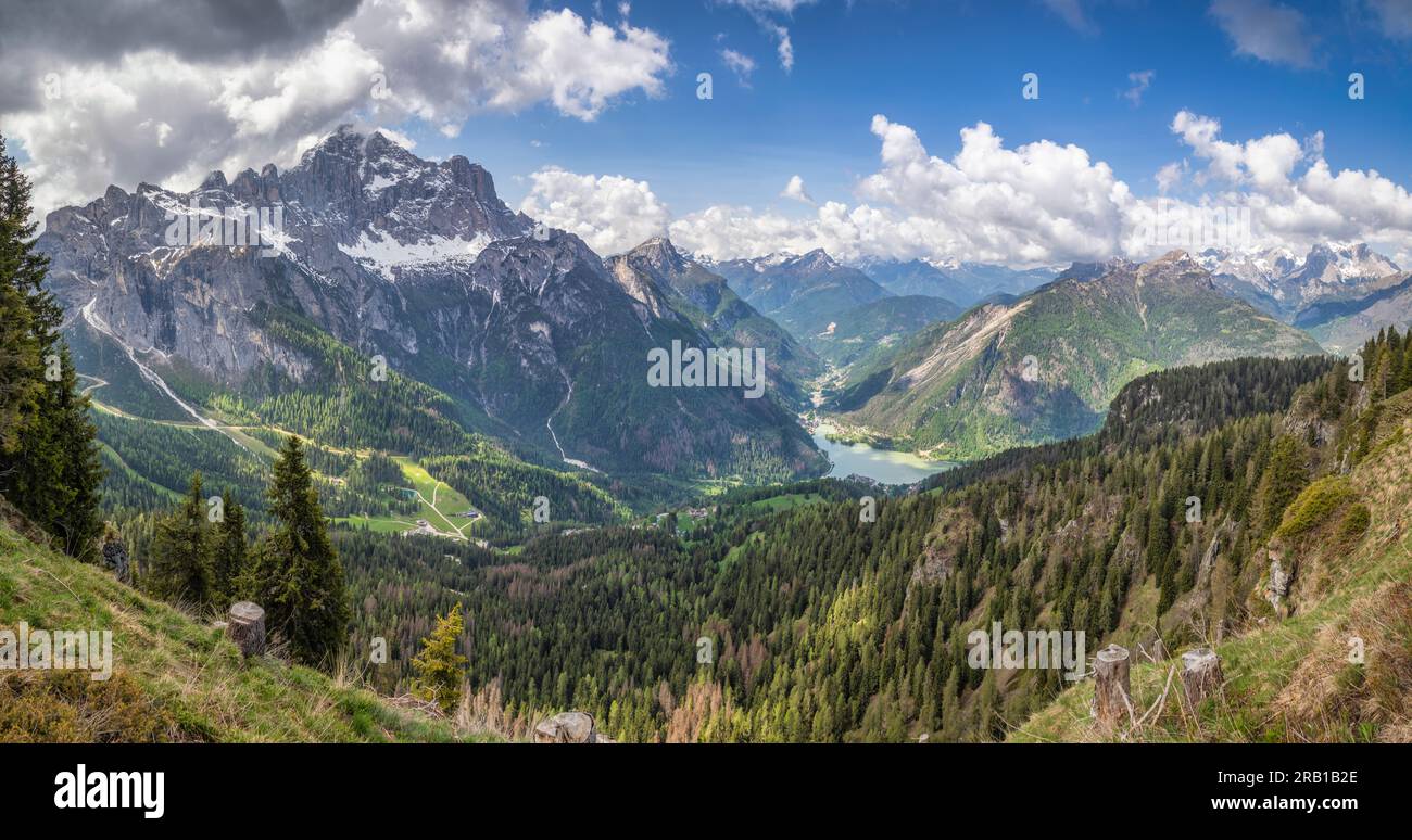 Italia, Veneto, provincia di Belluno, vista panoramica elevata dal monte Fertazza verso il monte Civetta, piani di Pezzè e Alleghe con il lago, le Dolomiti Foto Stock