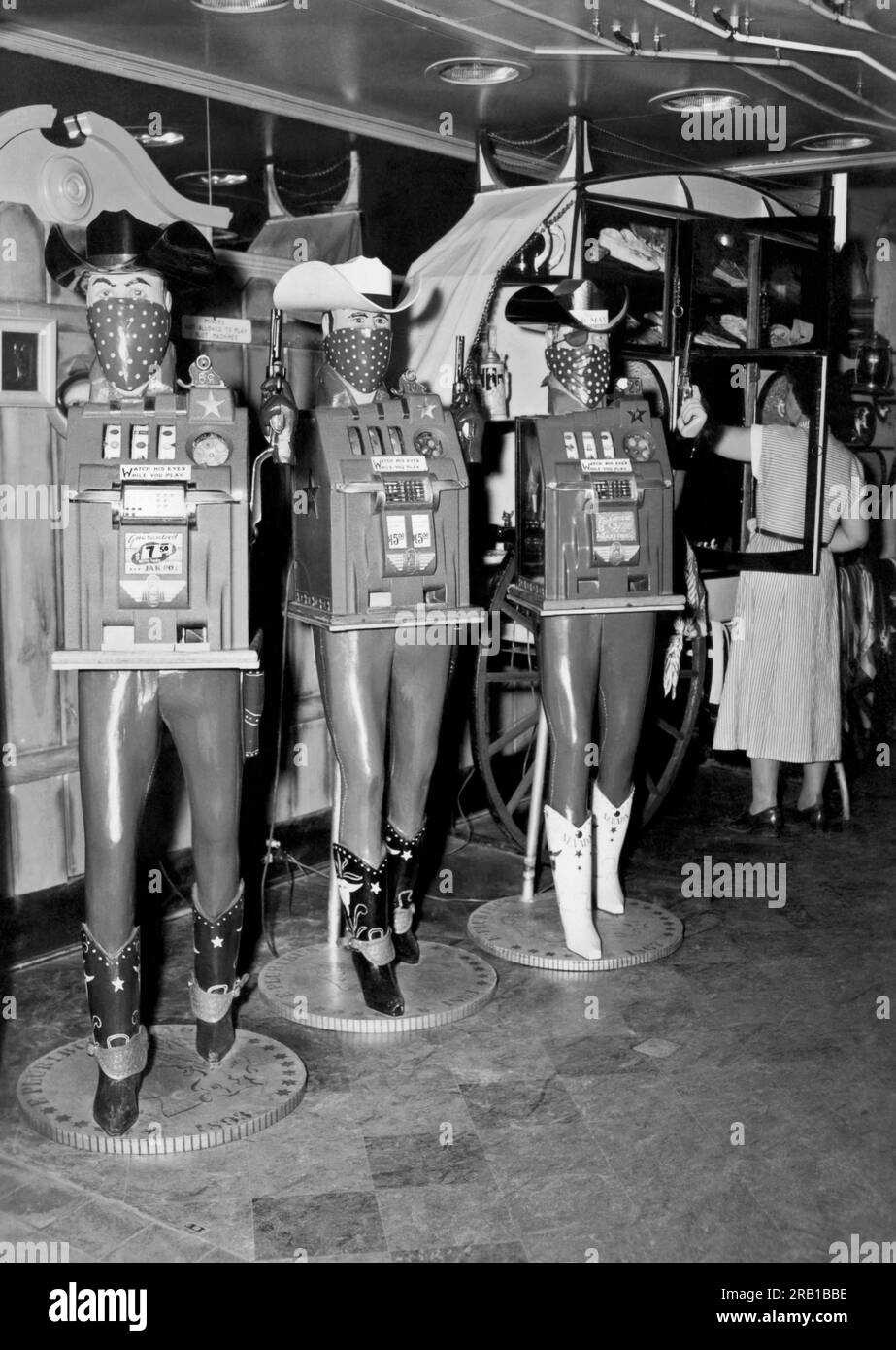 Nevada: c. 1955. Un bandito armato travestito da slot machine in Nevada. Foto Stock