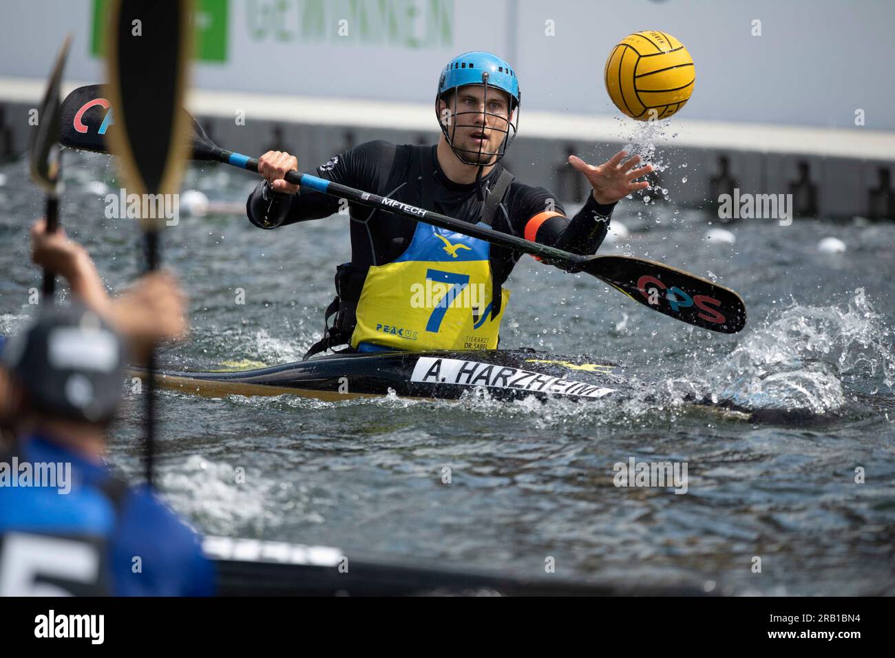 Il team del KSV Havelbrueder Berlin vince la finale 2023, Alexander HARZHEIM (KGW Essen), finale: KSV Havelbrueder Berlin - KG Wanderfalke Essen, canoa polo, speed canoe polo maschile il 6 luglio 2023 a Duesseldorf/Germania. La finale 2023 Reno-Ruhr dal 06,07 al 09.07.2023 Foto Stock