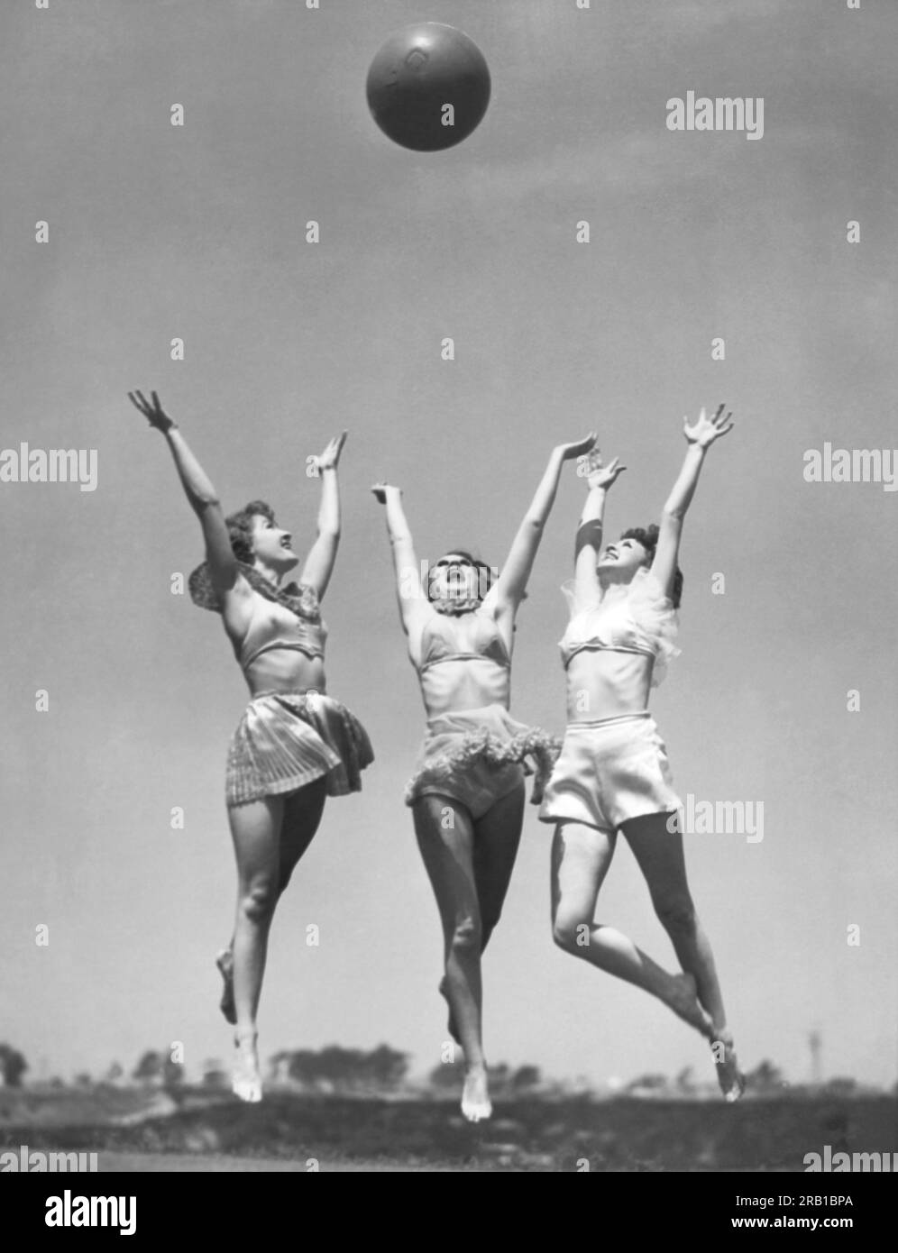 San Diego, California: Il 29 agosto 1935 i vincitori del concorso di bellezza al Miss America Show alla California Pacific International Exposition prendono del tempo dalla loro danza per esercitarsi con un palla di medicina. L-R: Wilamet Matson, Miss Inghilterra; Joy Williams, Miss Scozia e Pearl Alten, Miss Irlanda. Foto Stock