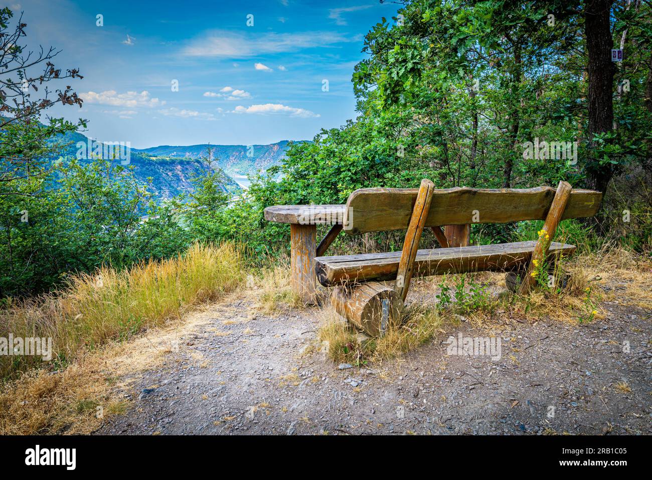 Luogo di riposo con vista su Hirzenach sul Medio Reno, punto panoramico per gli escursionisti del giro dei sogni di Rheingold, Foto Stock