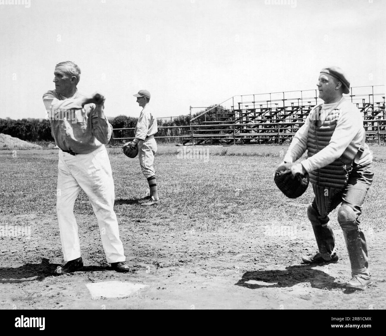 Washington, DC, 18 maggio 1932. I membri del Congresso repubblicani Lambertson del Kansas (battitore) e Withrow del Wisconsin (ricevitore) iniziano ad allenarsi per la loro annuale partita di baseball contro i loro fratelli democratici. Foto Stock