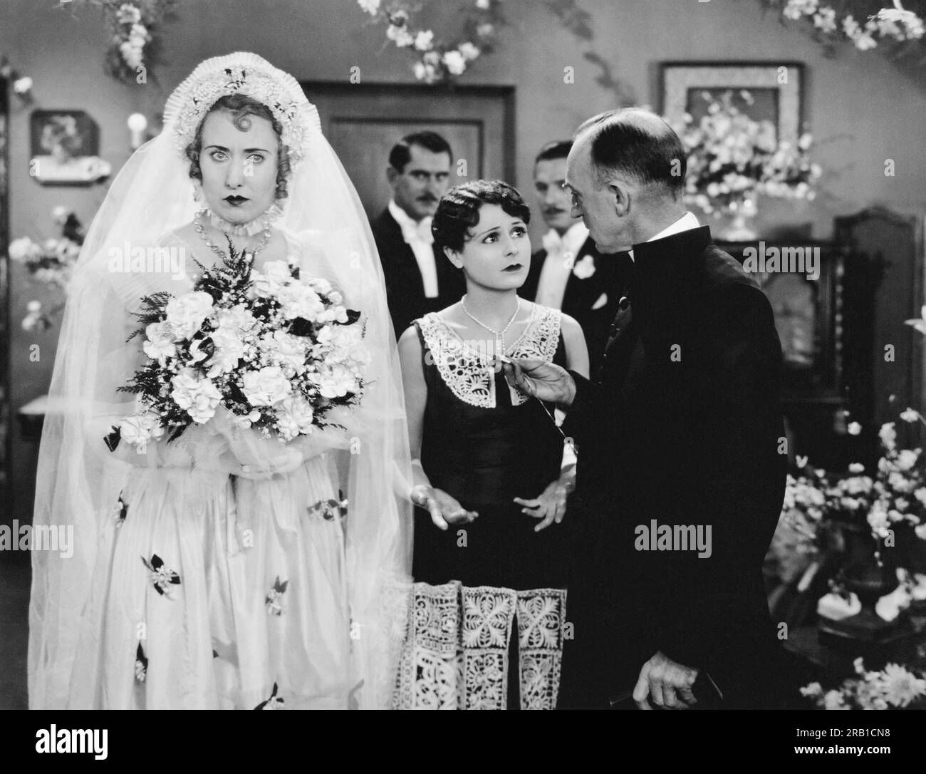 Hollywood, California: 1934 circa Una sposa lasciò l'altare in una scena di un film con il reverendo Neal Dodd che interpretava il suo ruolo di ministro. Foto Stock