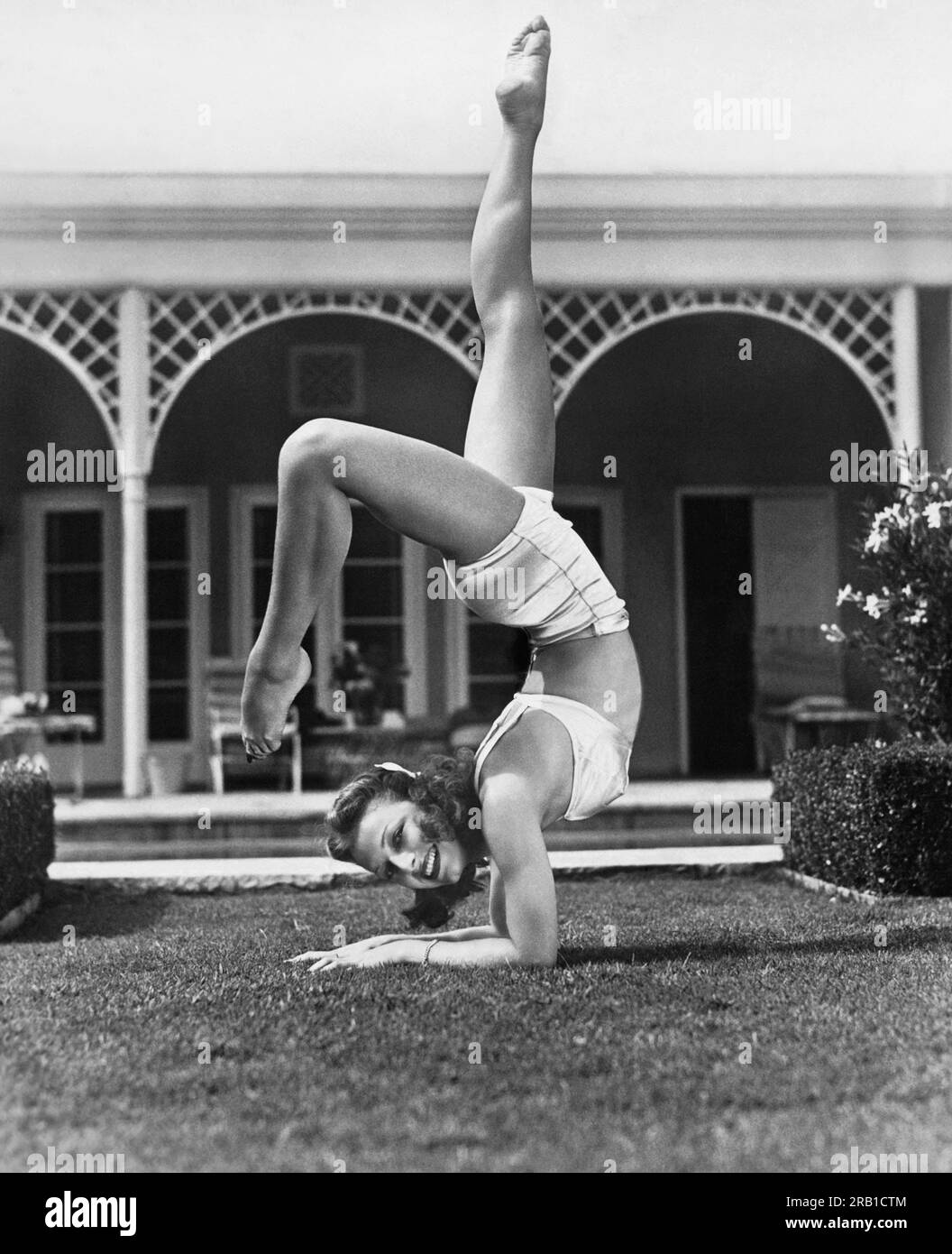 Beverly Hills, California: 1941 Ballerina e l'attrice vera Zorina fanno i suoi esercizi quotidiani sul prato della sua casa di Berverly Hills. Foto Stock