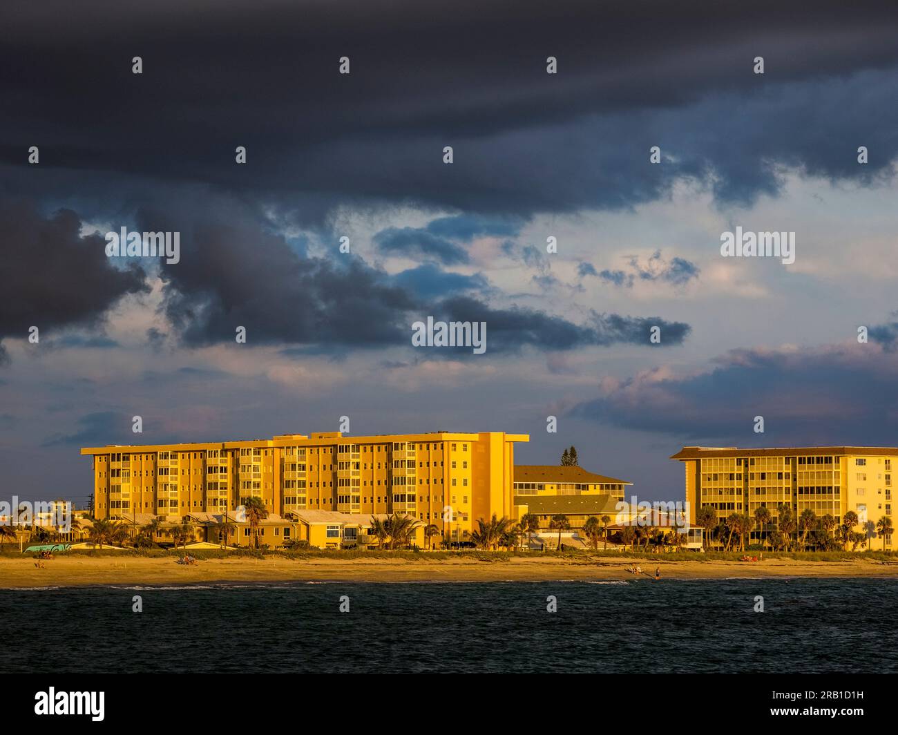 Tempesta nel cielo su Venice, Florida, e il Golfo del Messico Foto Stock