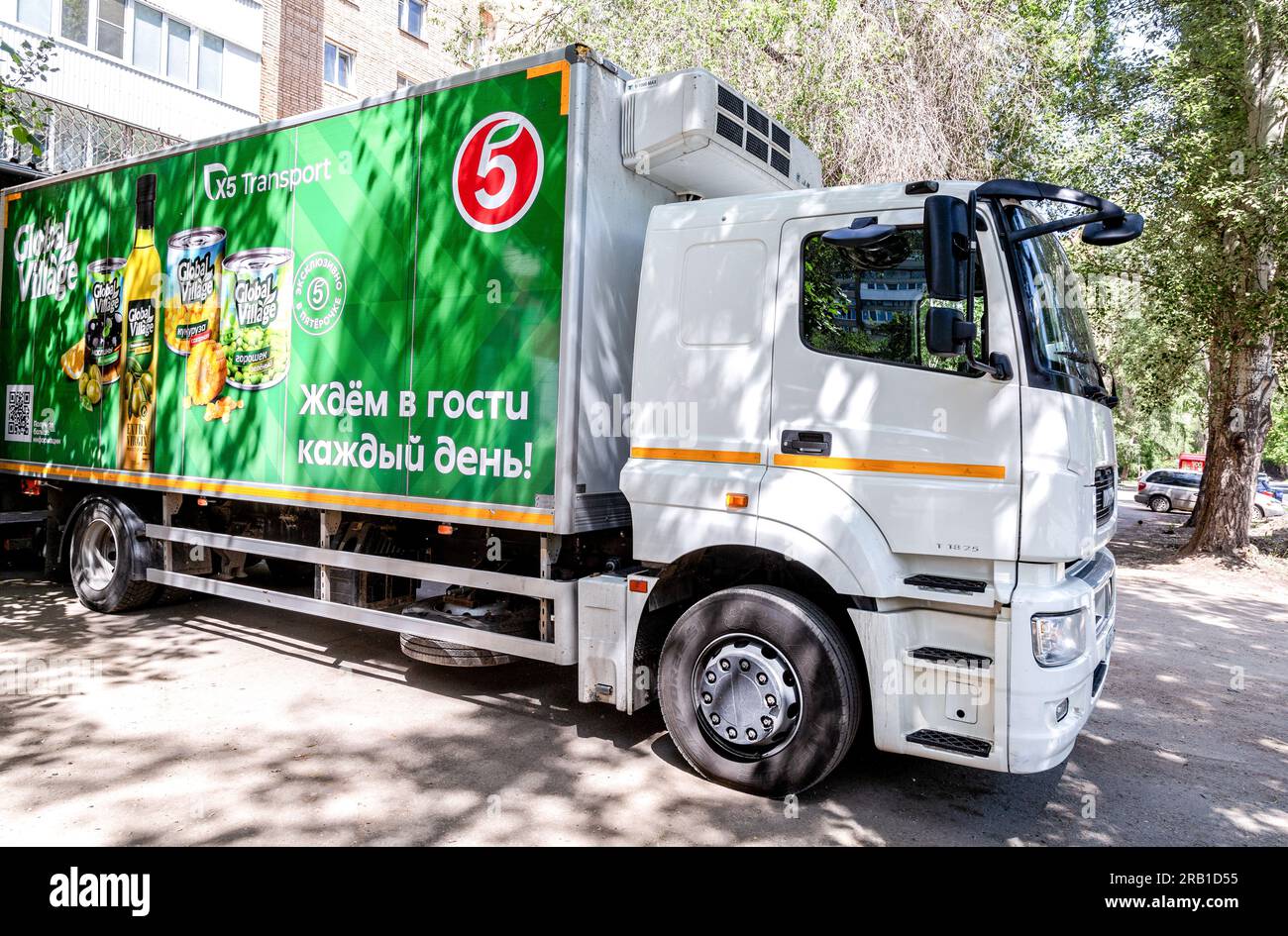 Samara, Russia - 23 maggio 2023: Camion di consegna di marca di Pyaterochka negozio di alimentari su una strada cittadina Foto Stock