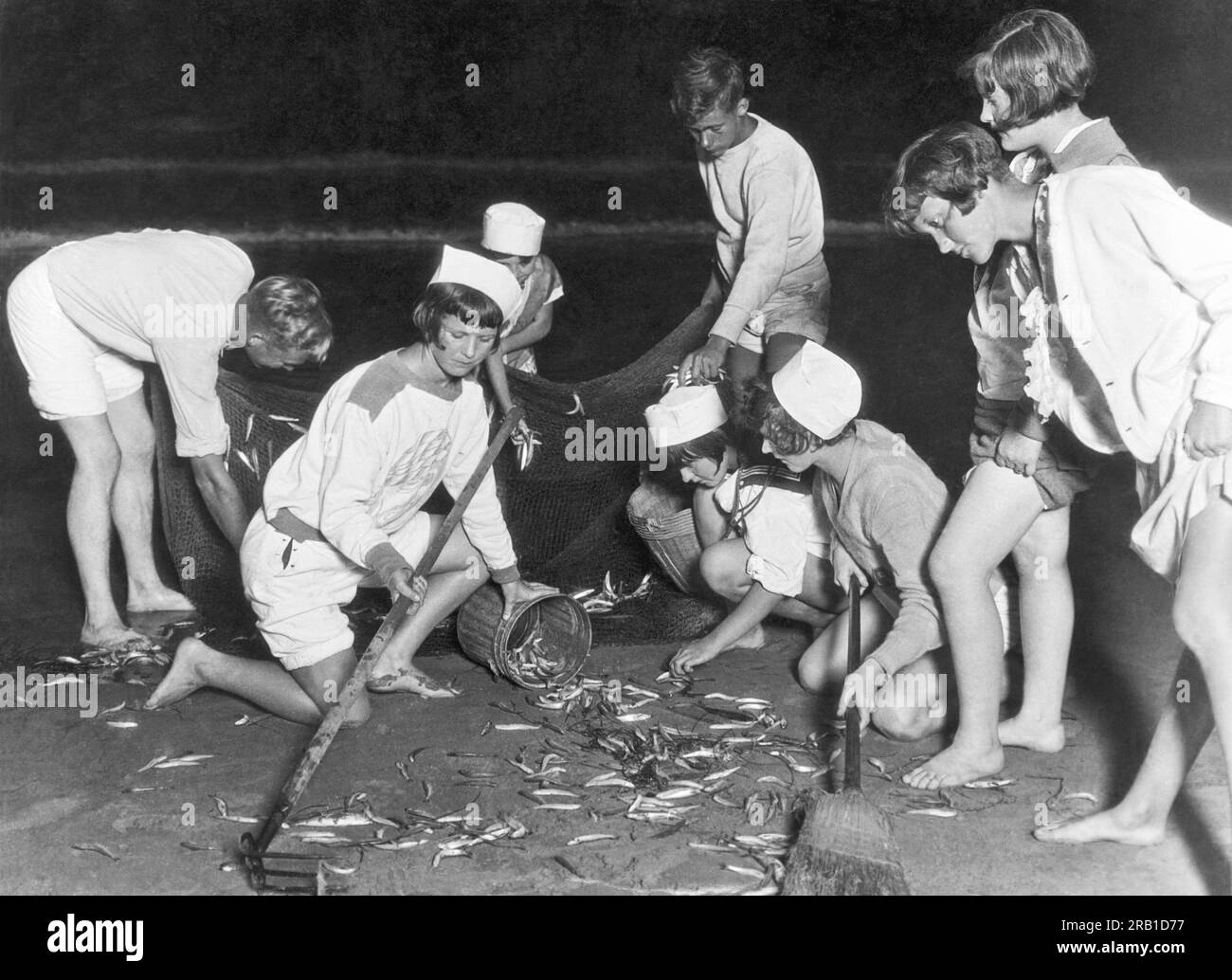 Newport Beach, California: 25 ottobre 1926 Una festa di pescatori e donne di mezzanotte che si riuniscono con il grunion durante la loro stagione di riproduzione. Foto Stock