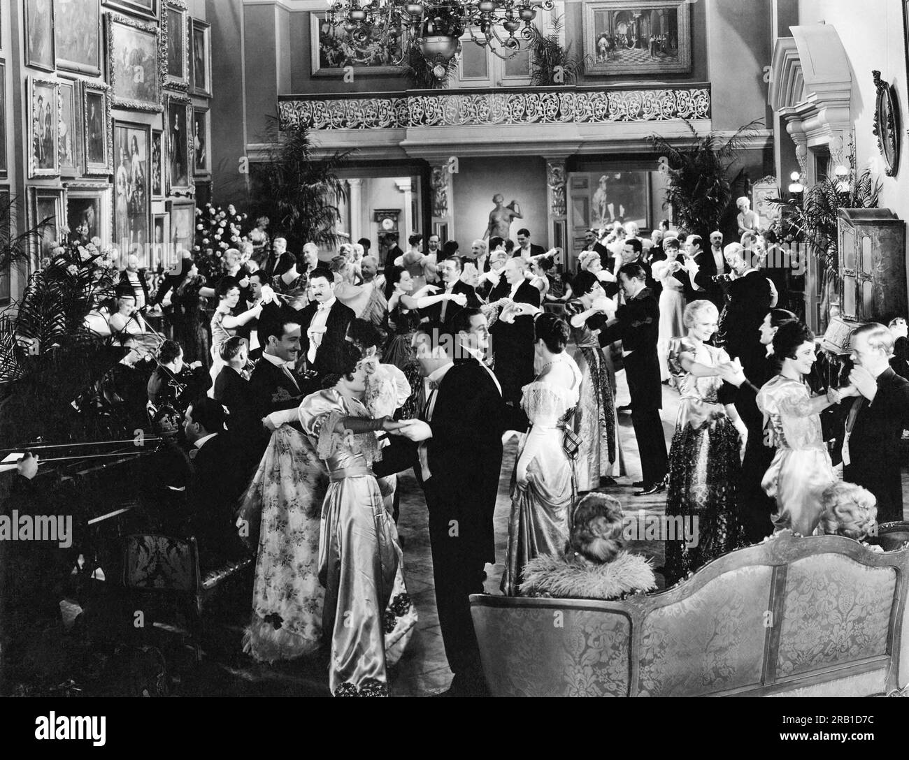 Hollywood, California: circa 1924 persone in elegante abbigliamento che ballano ad una festa formale. Foto Stock