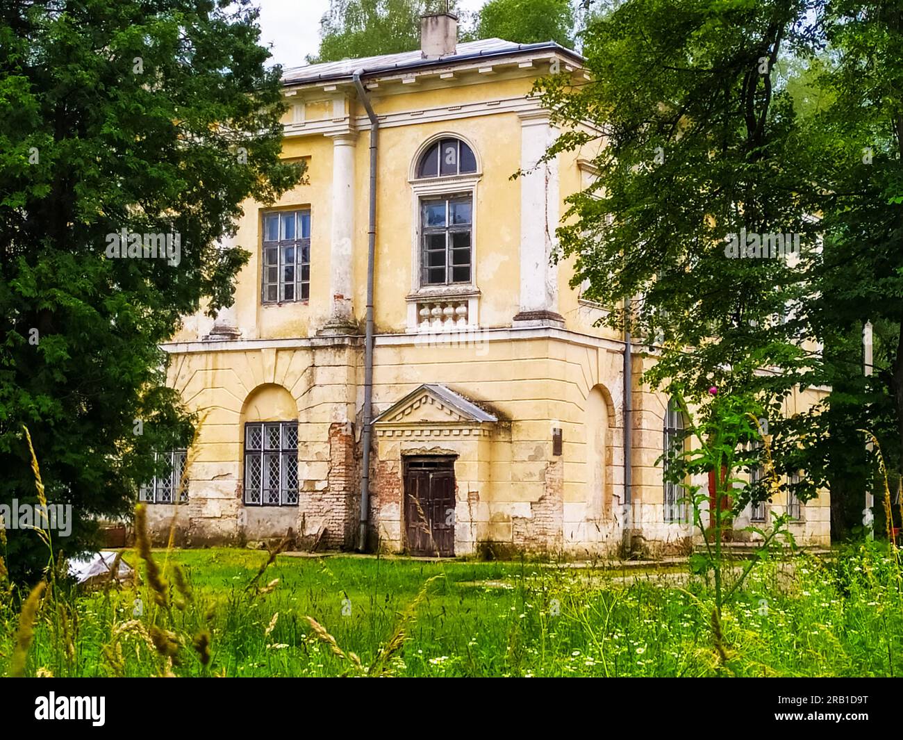 Palazzo di caccia Potocki nel villaggio di Rai, Berezhany, regione di Ternopil, Ucraina. Esempio di architettura dell'era classicista. Si trova nella Foto Stock