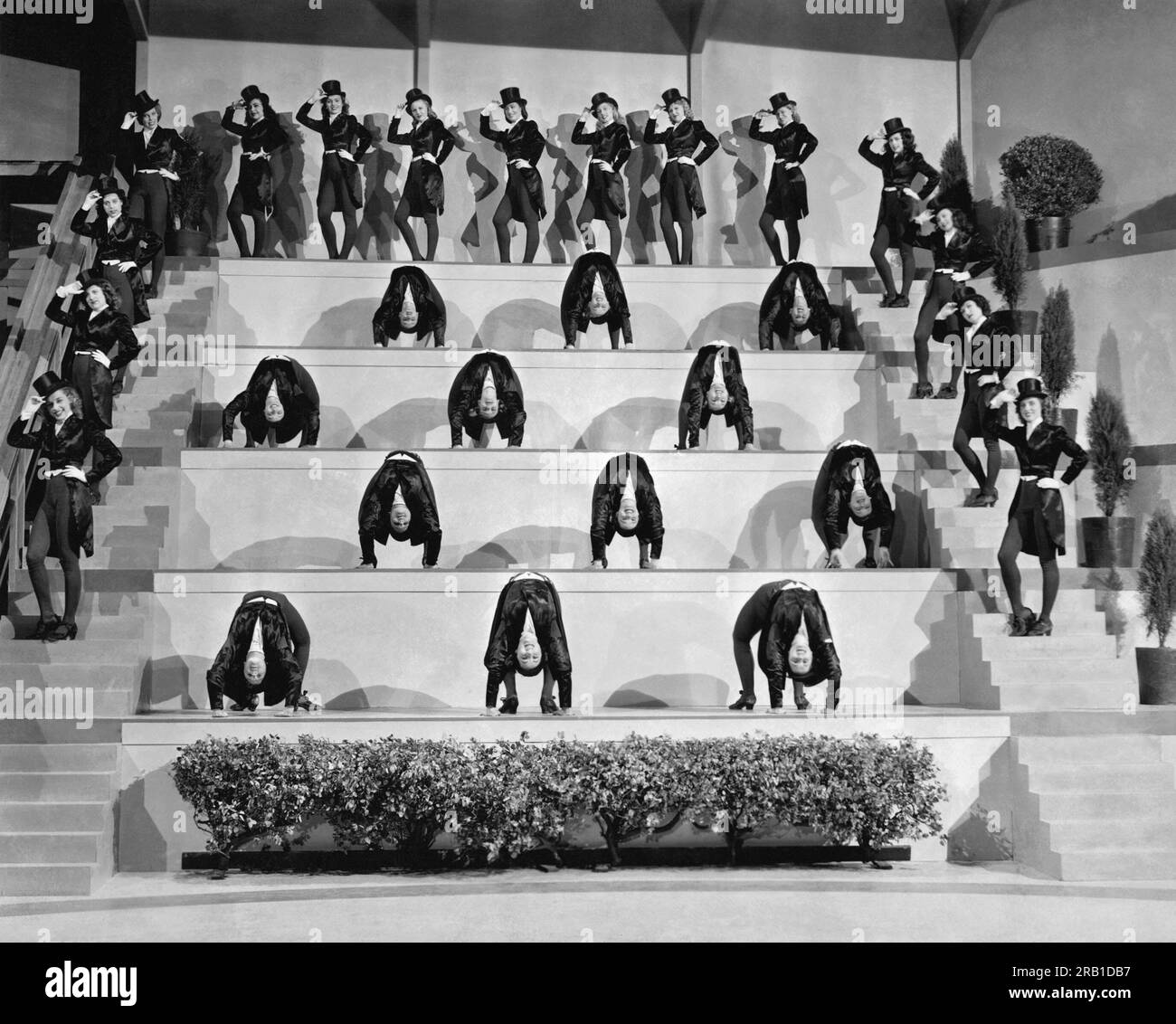 Hollywood, California: 1944 Un gruppo di giovani donne in una scena acrobatica nel film "le sensazioni del 1945". Foto Stock