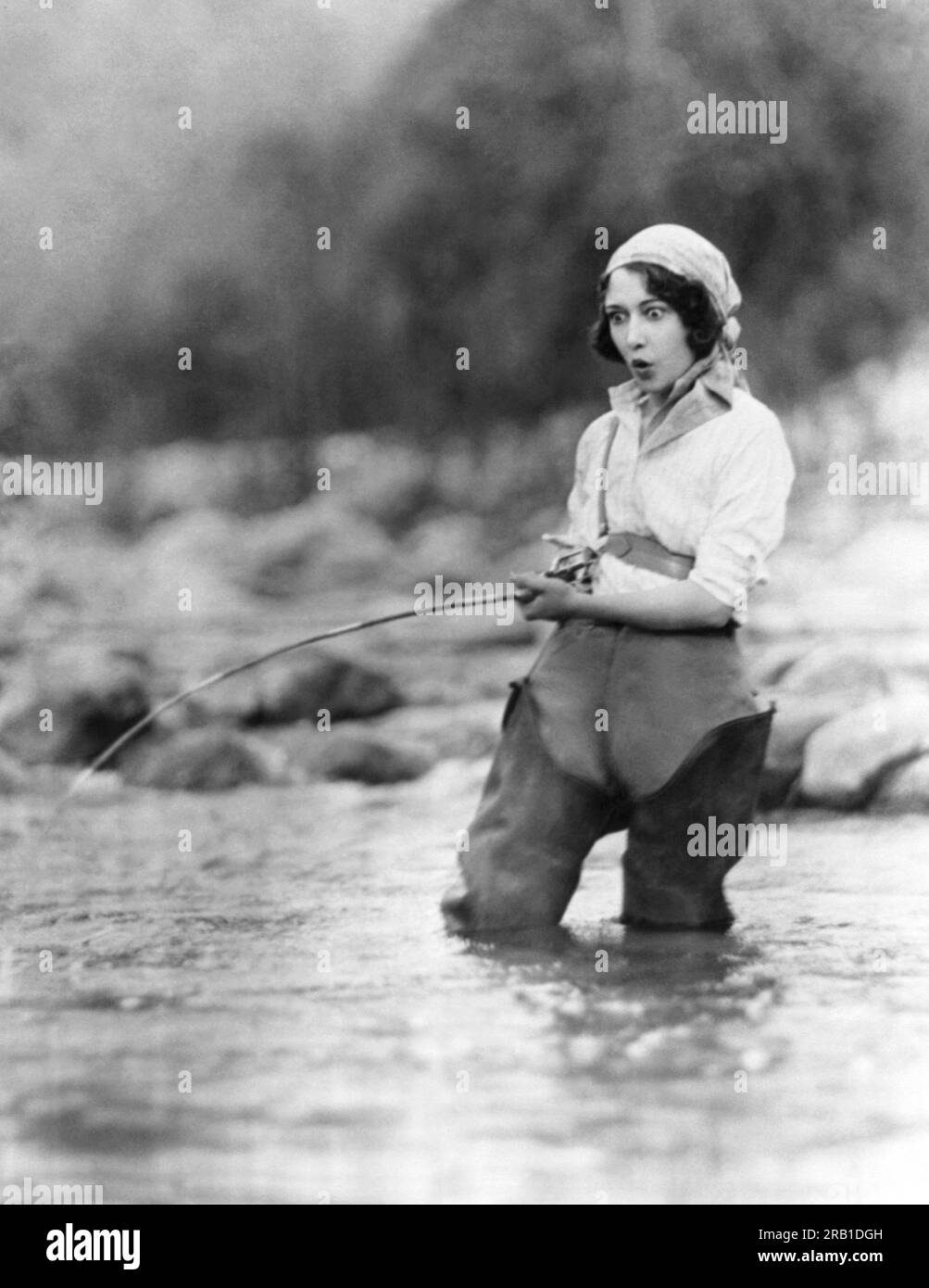 California: c. 1928 l'attrice Dorothy Sebastian si muove in una trota durante il suo viaggio in campeggio sulle montagne. Foto Stock