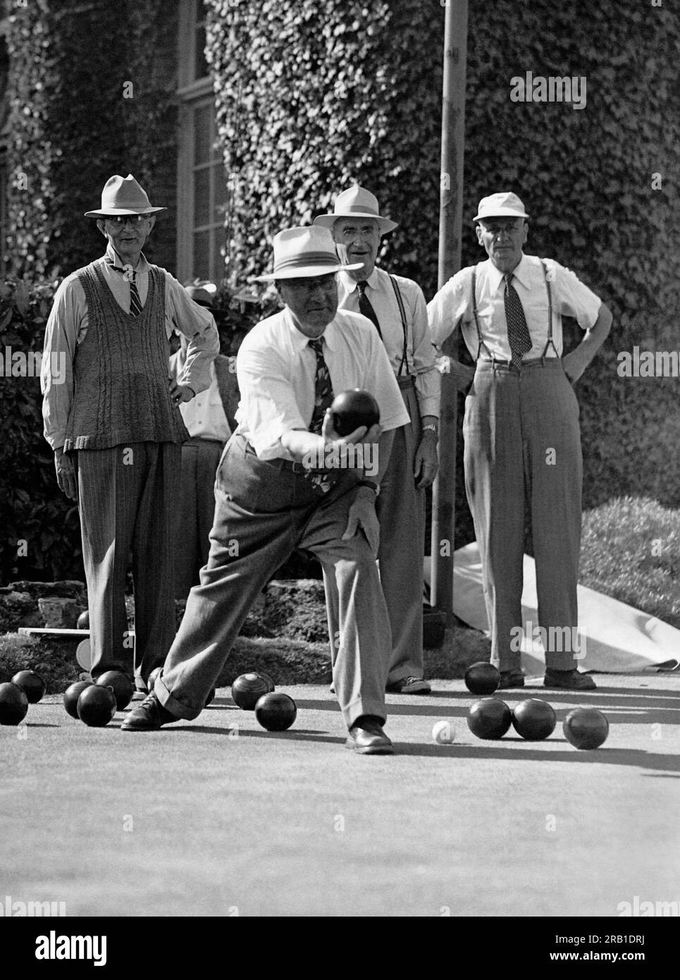 Stati Uniti: c. 1947 quattro uomini anziani che giocano a bocce ball. Foto Stock