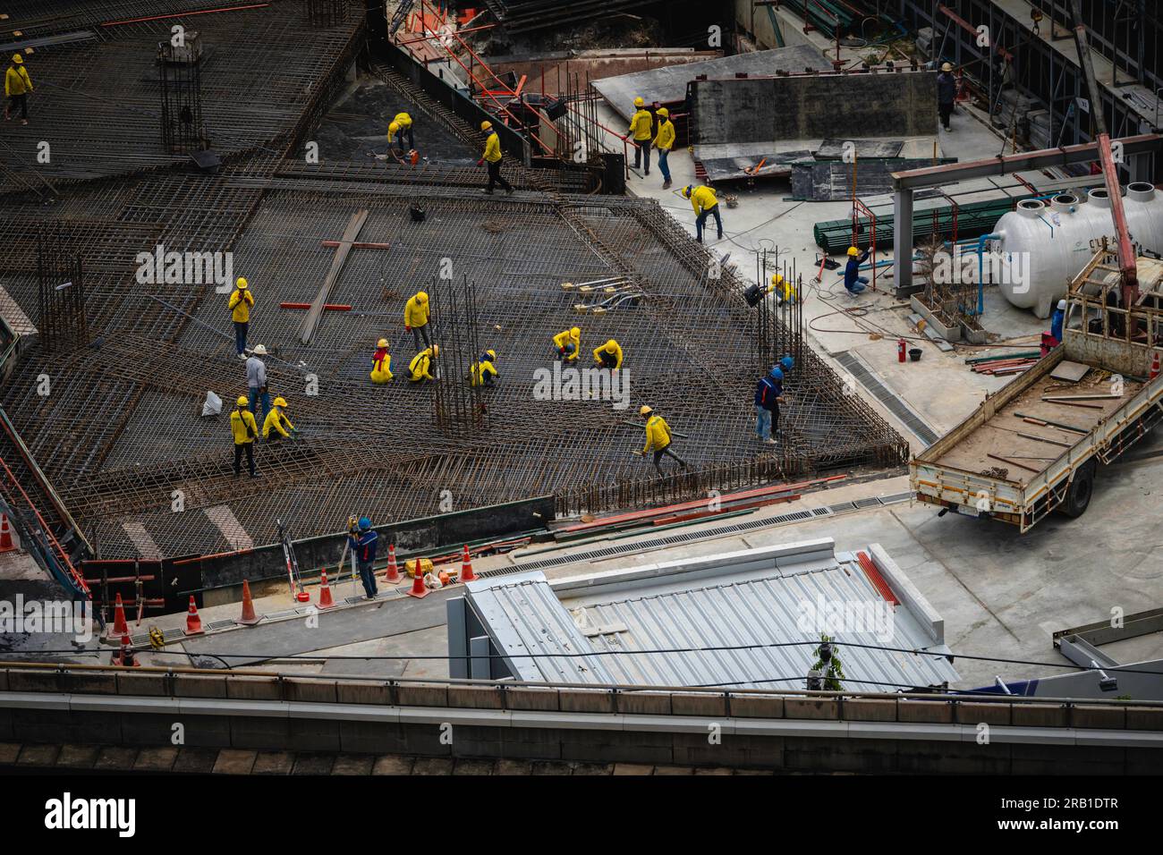 Gli operai edili sono visti ambientare maglie metalliche al Cloud 11, un progetto in costruzione che sarà un nuovo progetto ad uso misto su larga scala con concetti innovativi unici, costruito su un terreno di 27 rai su Sukhumvit Road, vicino a BTS Udomsuk, a Bangkok. Il progetto Cloud 11 aspira a diventare il più grande centro di creativi dell’Asia, creando un nuovo ambiente di vita e un ambiente per le aziende di innovazione e tecnologia e anche per soddisfare le esigenze e le esigenze quotidiane delle persone, con un ampio spazio verde, diversi ristoranti, palestre, un’ampia selezione di negozi al dettaglio, E due hotel, su Sukhumvit Road, vicino alla BTS U Foto Stock