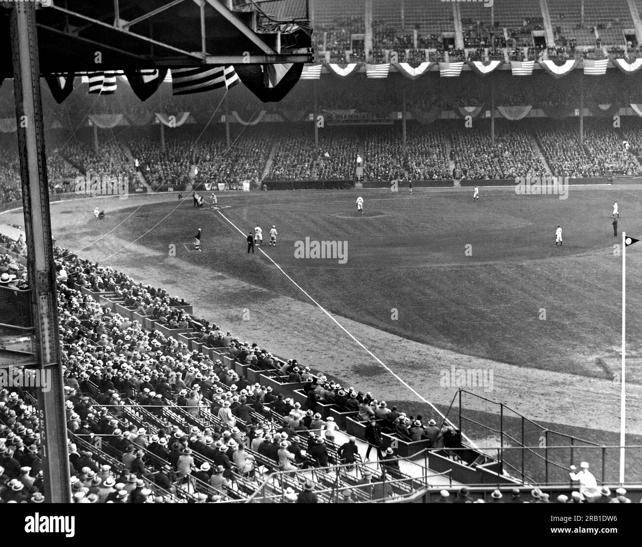 New York, New York: c. 1926 Una partita di baseball allo Yankee Stadium con Lou Gehrig, numero 4 in prima base. Il suo numero è stato il primo ad essere ritirato in qualsiasi sport americano. Foto Stock New York, New York: c. 1926 Una partita di baseball allo Yankee Stadium con Lou Gehrig, numero 4 in prima base. Il suo numero è stato il primo ad essere ritirato in qualsiasi sport americano. Foto Stock