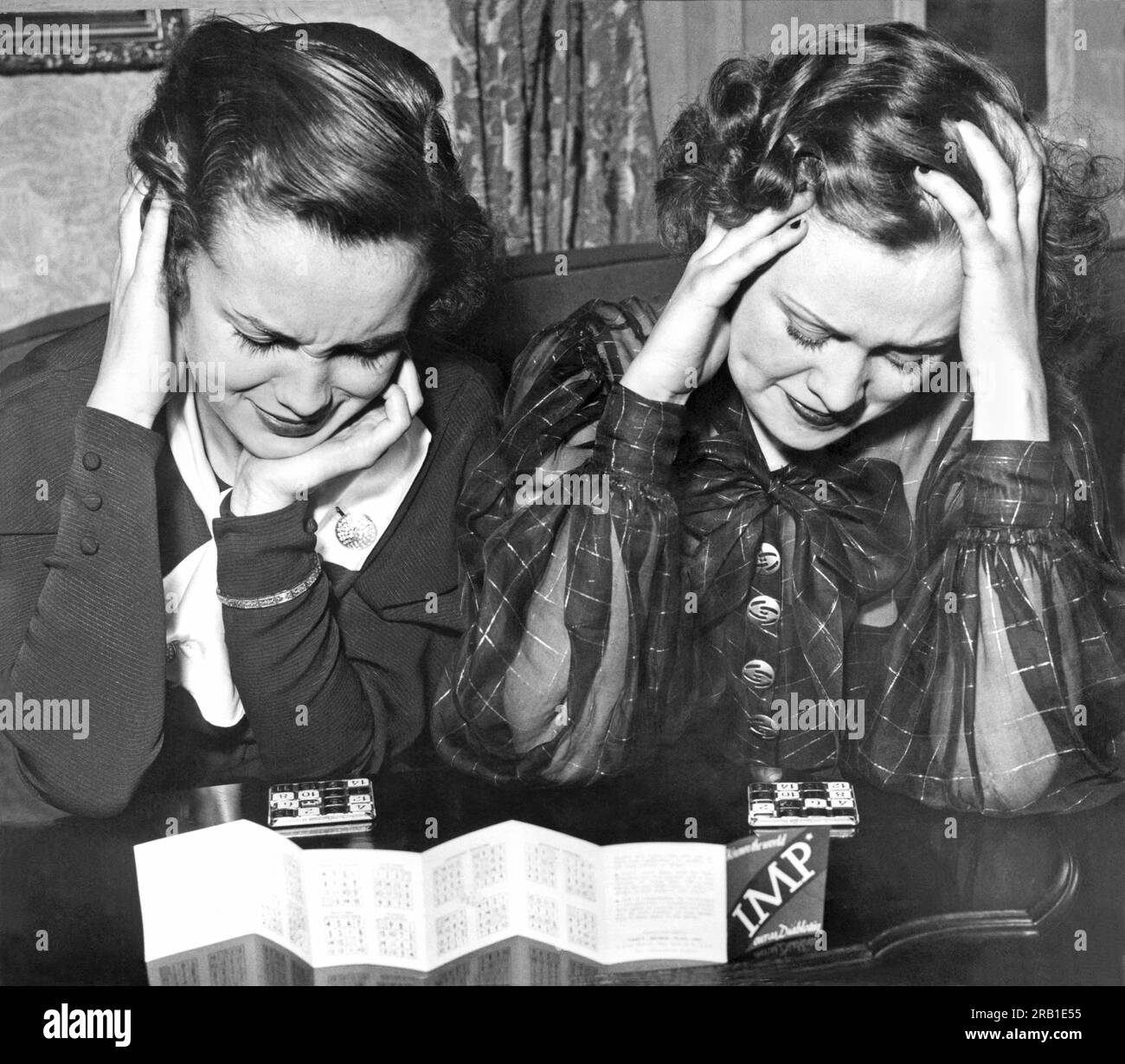 Detroit, Michigan: 30 gennaio 1934. Due donne applicano il loro potere di pensiero al nuovo fad, il puzzle game Imp. Foto Stock