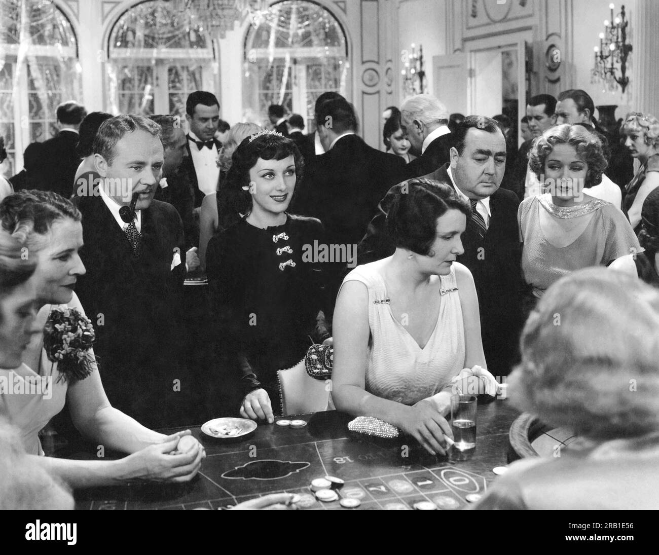 Hollywood, California: 1934 Una scena del film "amici di Mr. Sweeney" con Charles Ruggles, Ann Dvorak, Eugene Pallette e Rosalie Roy mentre guardano su un tavolo da gioco in un casinò. Foto Stock