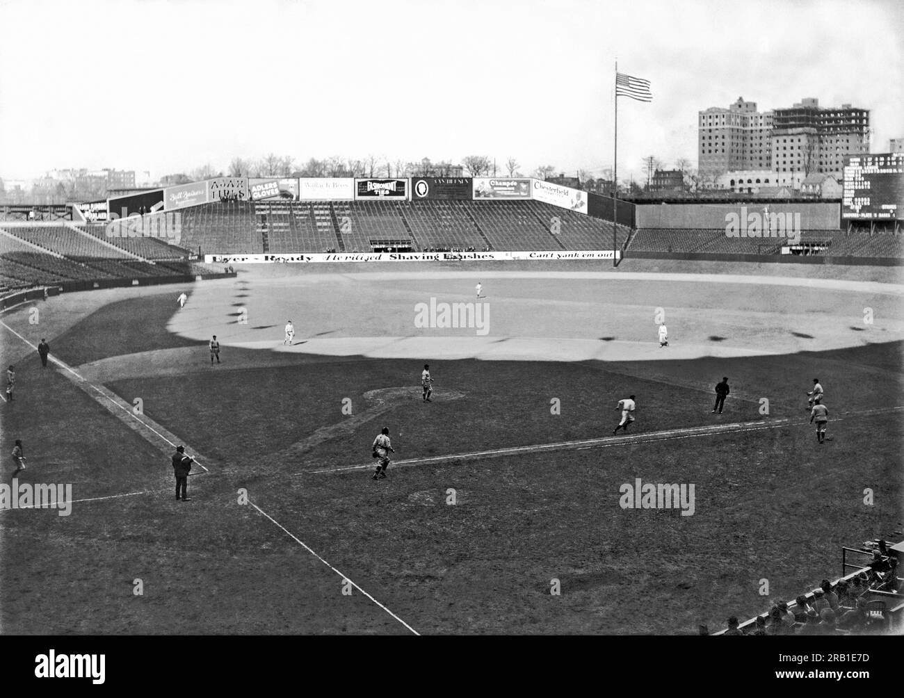 New York, New York: c. 1924. Una partita di baseball allo Yankee Stadium di New York senza nessuno tra i bleachers. Foto Stock New York, New York: c. 1924. Una partita di baseball allo Yankee Stadium di New York senza nessuno tra i bleachers. Foto Stock