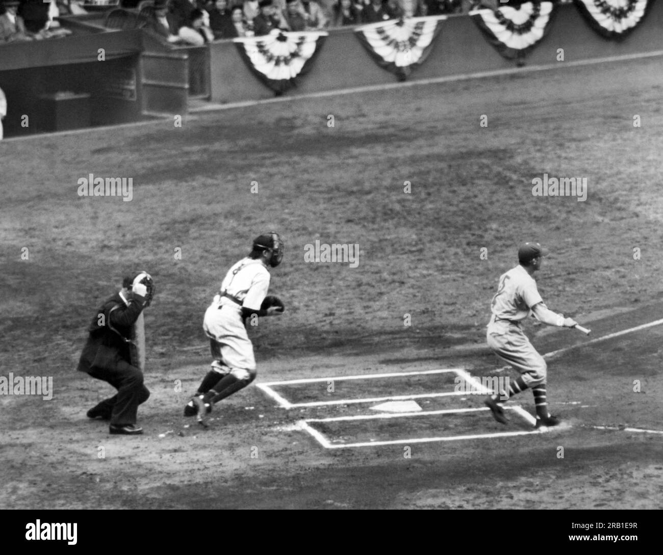 New York, New York: 7 ottobre 1937 azione durante la prima partita delle World Series allo Yankee Stadium tra i New York Yankees e i New York Giants. Foto Stock