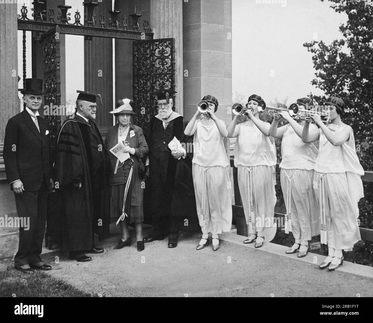 New York, New York: 8 maggio 1930 i Gloria Trumpeters aiutano a dedicare gli Alexander Gates alla New York University Hall of Fame. Foto Stock