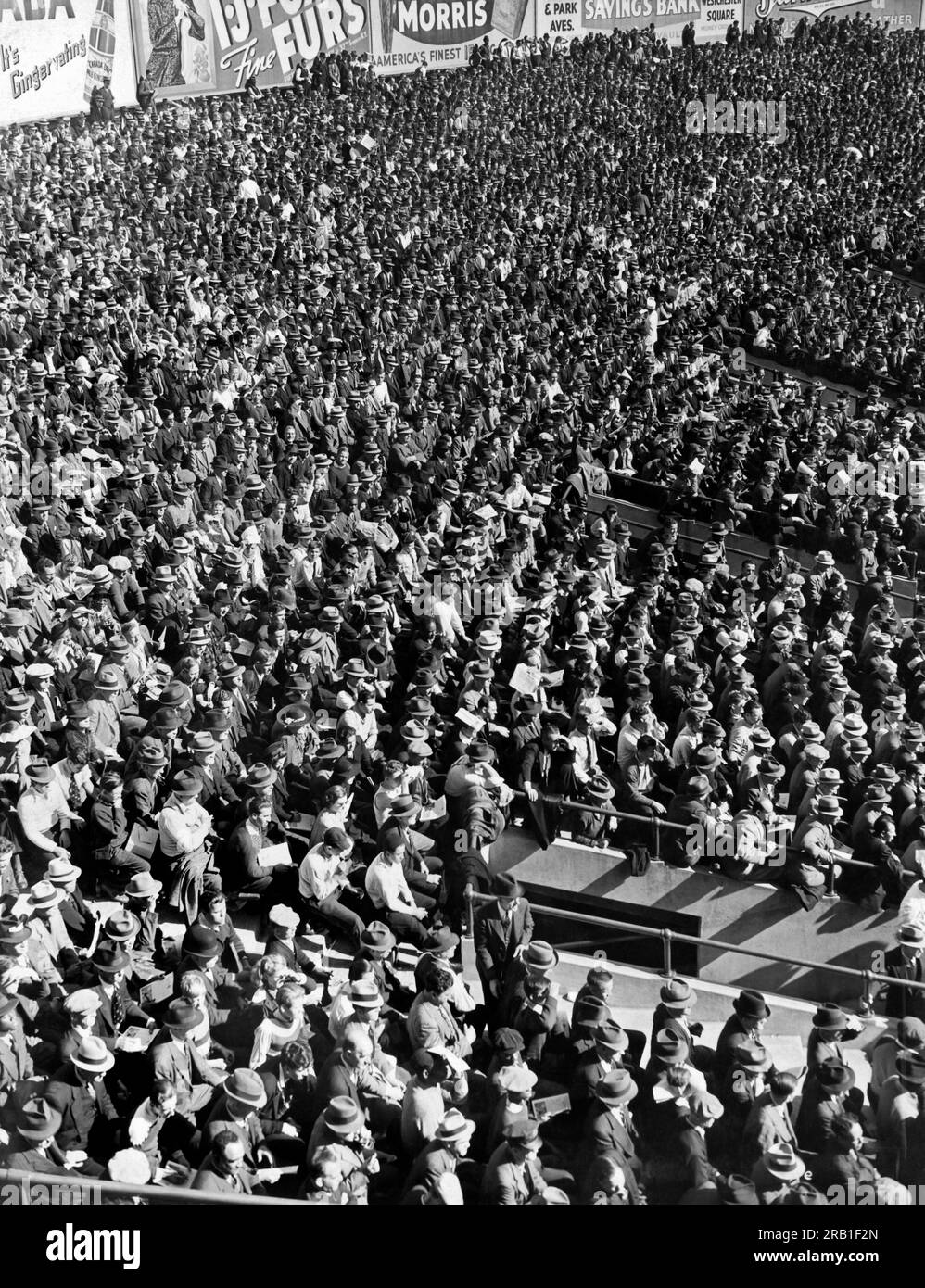 New York, New York: c. 1935. Alcuni dei tifosi dello Yankee Stadium di New York assistono a una partita di baseball. Foto Stock New York, New York: c. 1935. Alcuni dei tifosi dello Yankee Stadium di New York assistono a una partita di baseball. Foto Stock