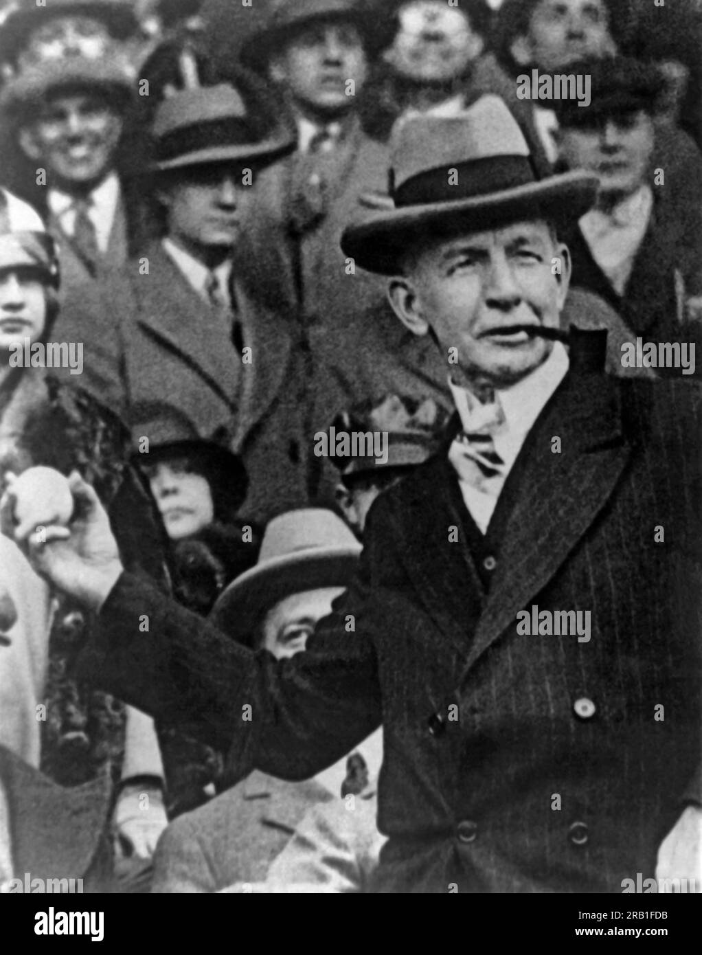 Washington, DC, 15 aprile 1926 il vicepresidente Charles Dawes lancia il primo baseball della stagione nella partita di apertura tra i Washington Senators e i Philadelphia Athletics. Foto Stock