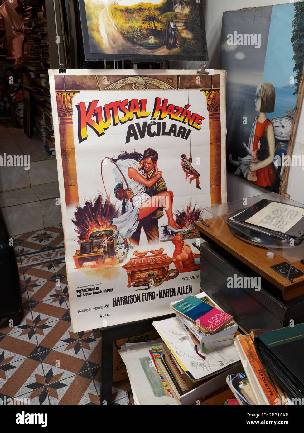Indiana Jones Raiders of the Lost Ark Harrison Ford poster originale in turco, in un negozio di novità a Istanbul, Turchia Foto Stock