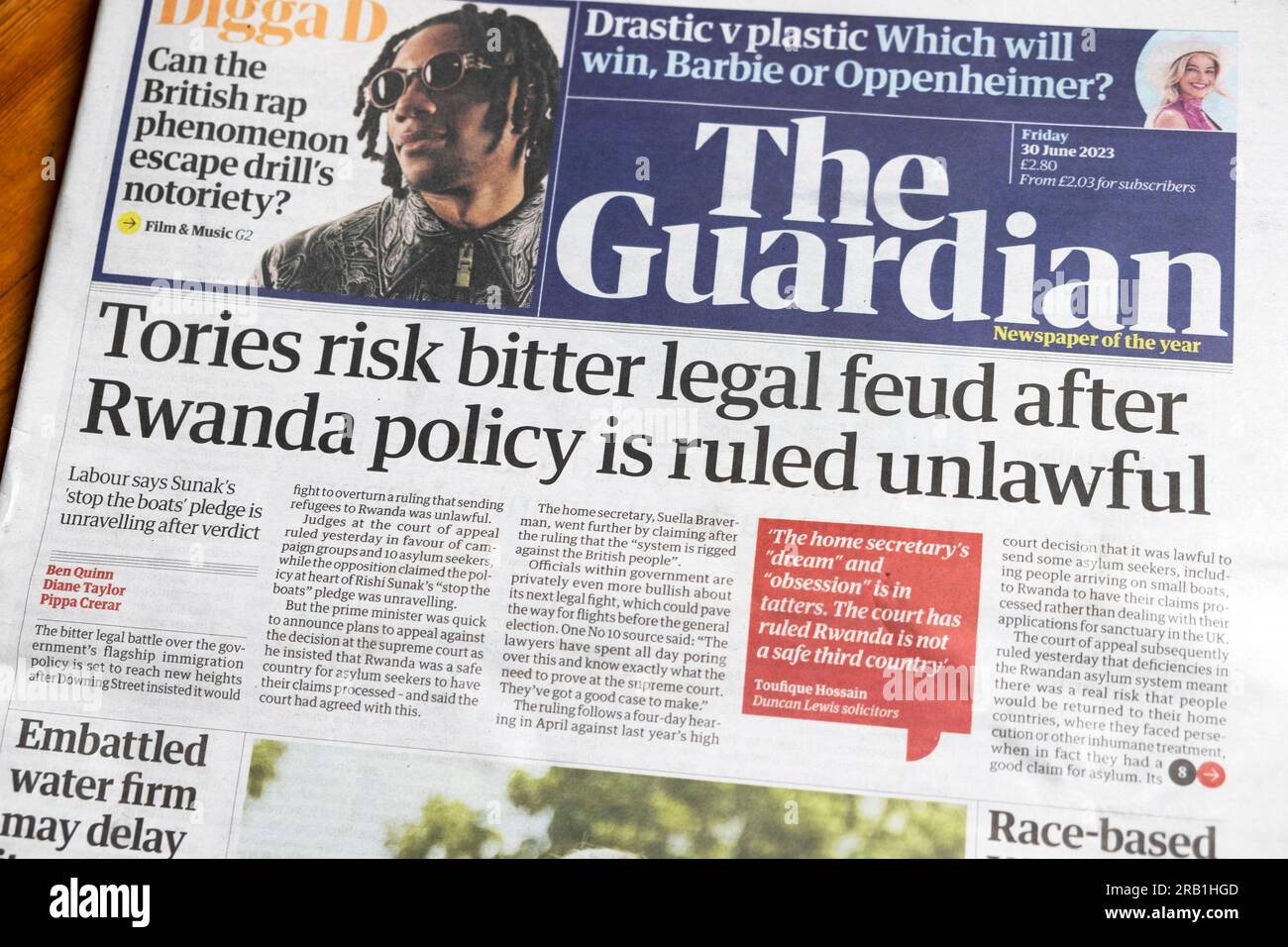 "Tories Risk Bitter Legal feud after Rwanda policy is ruled Unlawful" Guardian Newspaper headline front page articolo 30 giugno 2023 Londra Inghilterra Regno Unito Foto Stock