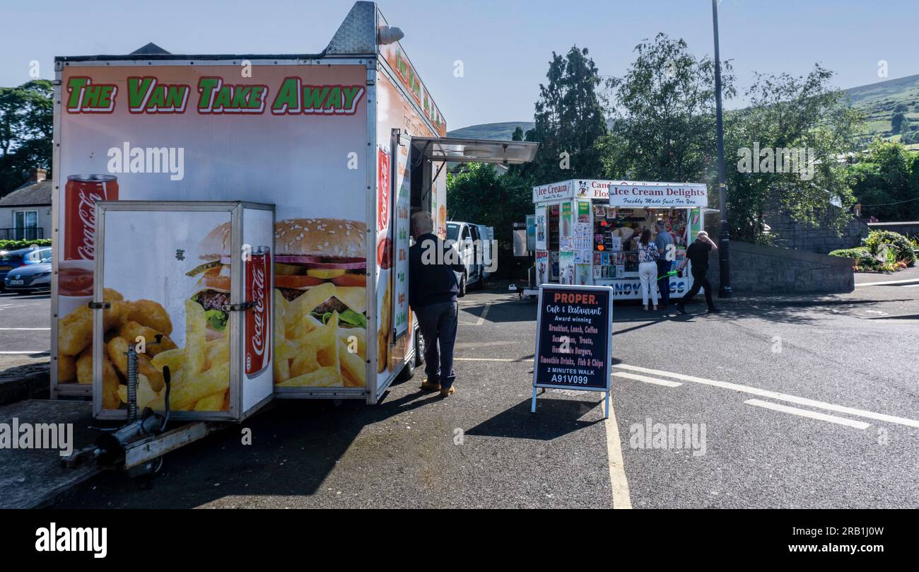 Camion alimentari a Carlingford, contea di Louth, Irlanda. Vende una varietà di piatti, tra cui colazione, pranzo, caffè e gelato. Foto Stock