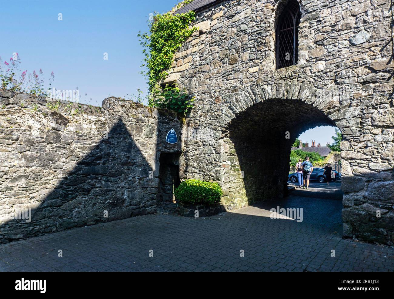 Il Tholsel, il vecchio cancello della città di Carlingford, Co Louth, Irlanda. Nel XVIII secolo questo edificio fu anche usato come prigione. Foto Stock
