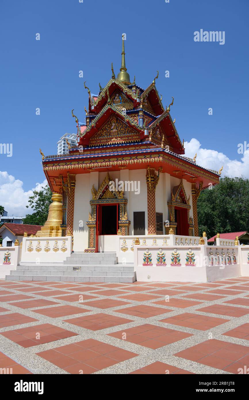 Una foto grandangolare di un tempio buddista in stile thailandese a Penang in Malesia Foto Stock