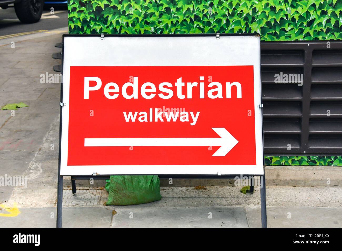 Segnaletica stradale che mostra ai pedoni un passaggio alternativo intorno ai lavori stradali. Niente persone. Foto Stock