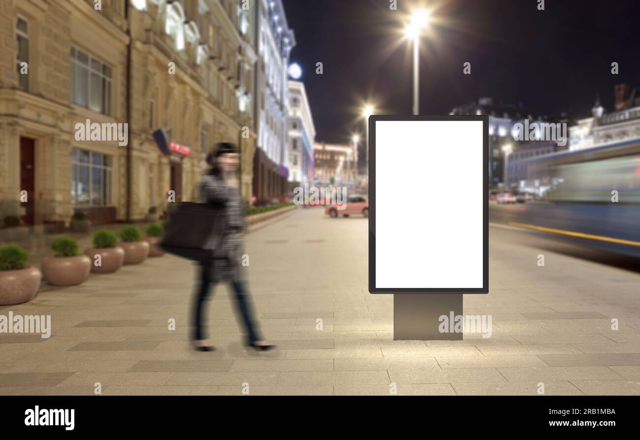 Blank street billboard in città di notte. Isolato con percorso di clipping intorno al display advertising. 3d'illustrazione. Foto Stock