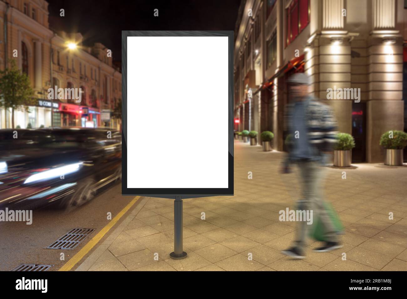 Blank street billboard in città di notte. Isolato con percorso di clipping intorno al display advertising. 3d'illustrazione. Foto Stock
