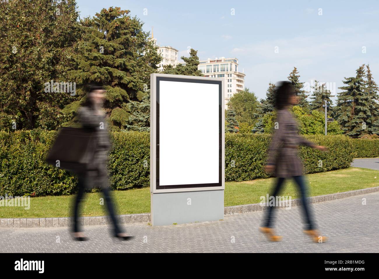 Vuoto verticale pubblicità street affissioni poster sul parco della città sullo sfondo. Foto Stock