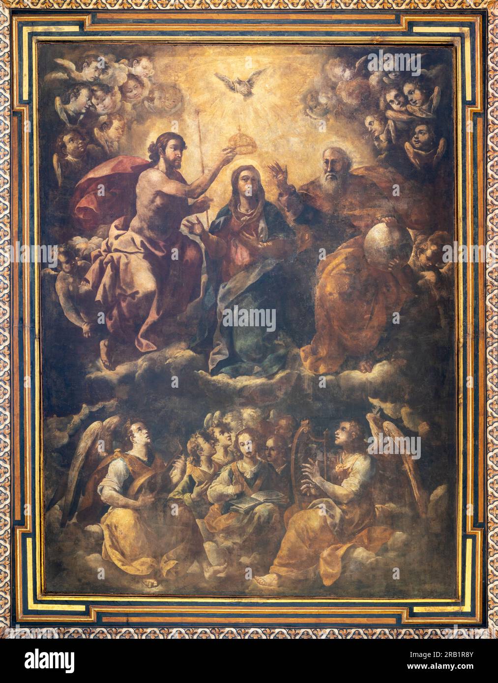 NAPOLI, ITALIA - 21 APRILE 2023: Il dipinto dell'Incoronazione della Vergine Maria sul soffitto del Duomo della scuola manierista locale. Foto Stock
