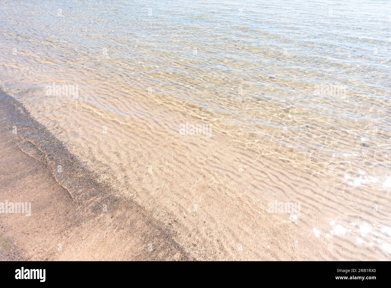 Spiaggia di sabbia bianca con acqua cristallina e trasparente al sole estivo per una vacanza paradisiaca e un concetto di vacanza Foto Stock