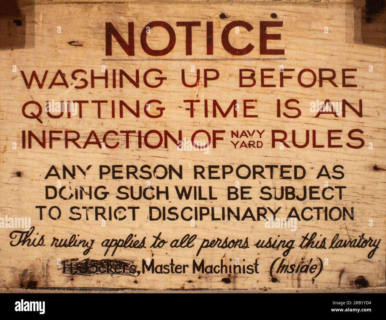 Avviso di pulizia sul muro del Brooklyn Navy yard a Brooklyn New York Foto Stock