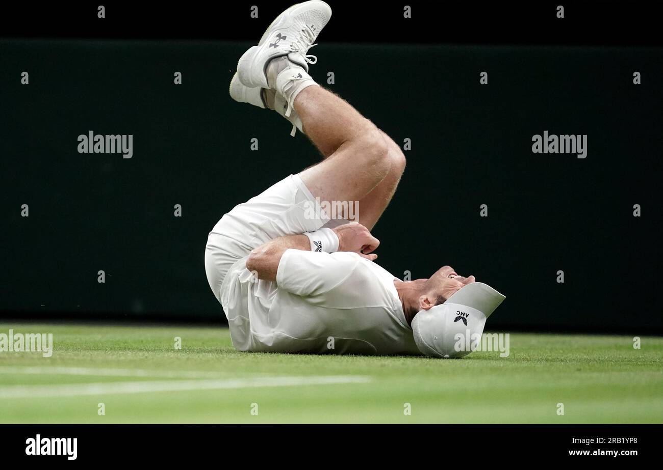 Andy Murray appare infortunato durante il suo match contro Stefanos Tsitsipas il quarto giorno dei Campionati di Wimbledon 2023 all'All England Lawn Tennis and Croquet Club di Wimbledon. Data foto: Giovedì 6 luglio 2023. Foto Stock