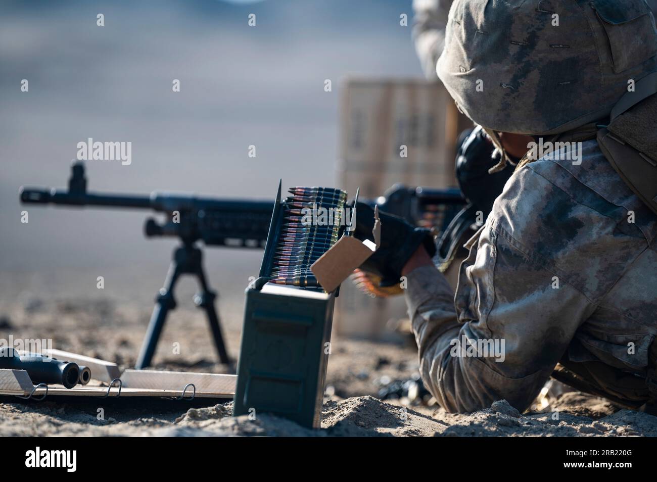 STATI UNITI I Marines del 4th Combat Engineer Battalion, 4th Marine Division, Marine Forces Reserve, conducono esercitazioni di addestramento congiunte con i Marines peruviani del Batallòn Ingeniería de Infantería de Marina sul sistema d'arma M240 Bravo a sostegno del Resolute Sentinel 23 in Perù, il 3 luglio 2023. Resolute Sentinel migliora la preparazione del personale militare e interagenzia degli Stati Uniti e dei paesi partner attraverso la formazione congiunta sull'interoperabilità della difesa, l'ingegneria, i progetti, le operazioni mediche e gli scambi di conoscenze. (STATI UNITI Foto Air Force di Tech. Sgt. Shawn White) Foto Stock