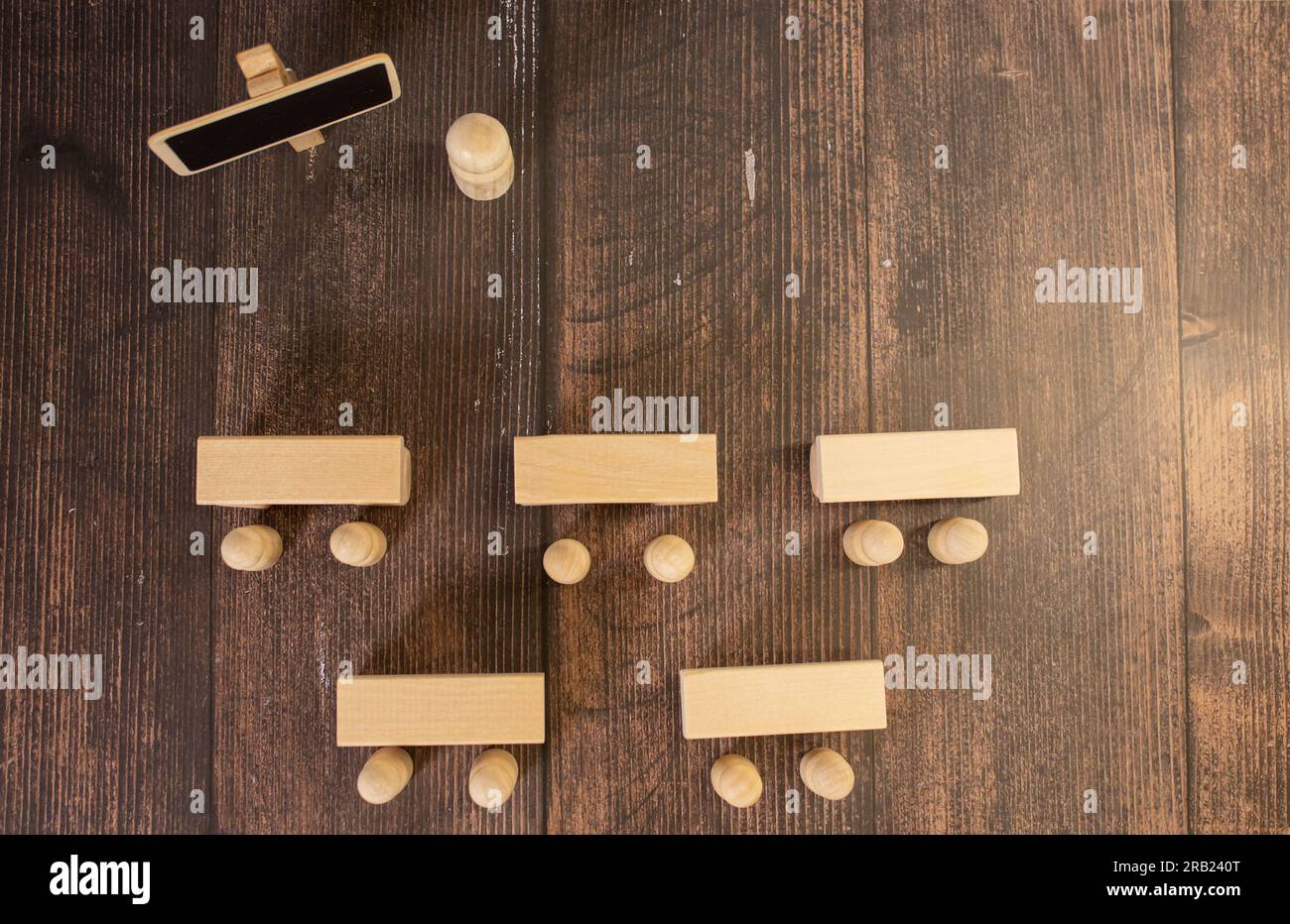 Figure di legno PEG bambole si trovano sopra un cubo di legno, tra gli altri, con voto sì o no simbolo. Apertura mentale o audizione pubblica, concetto di elezioni. Vol Foto Stock