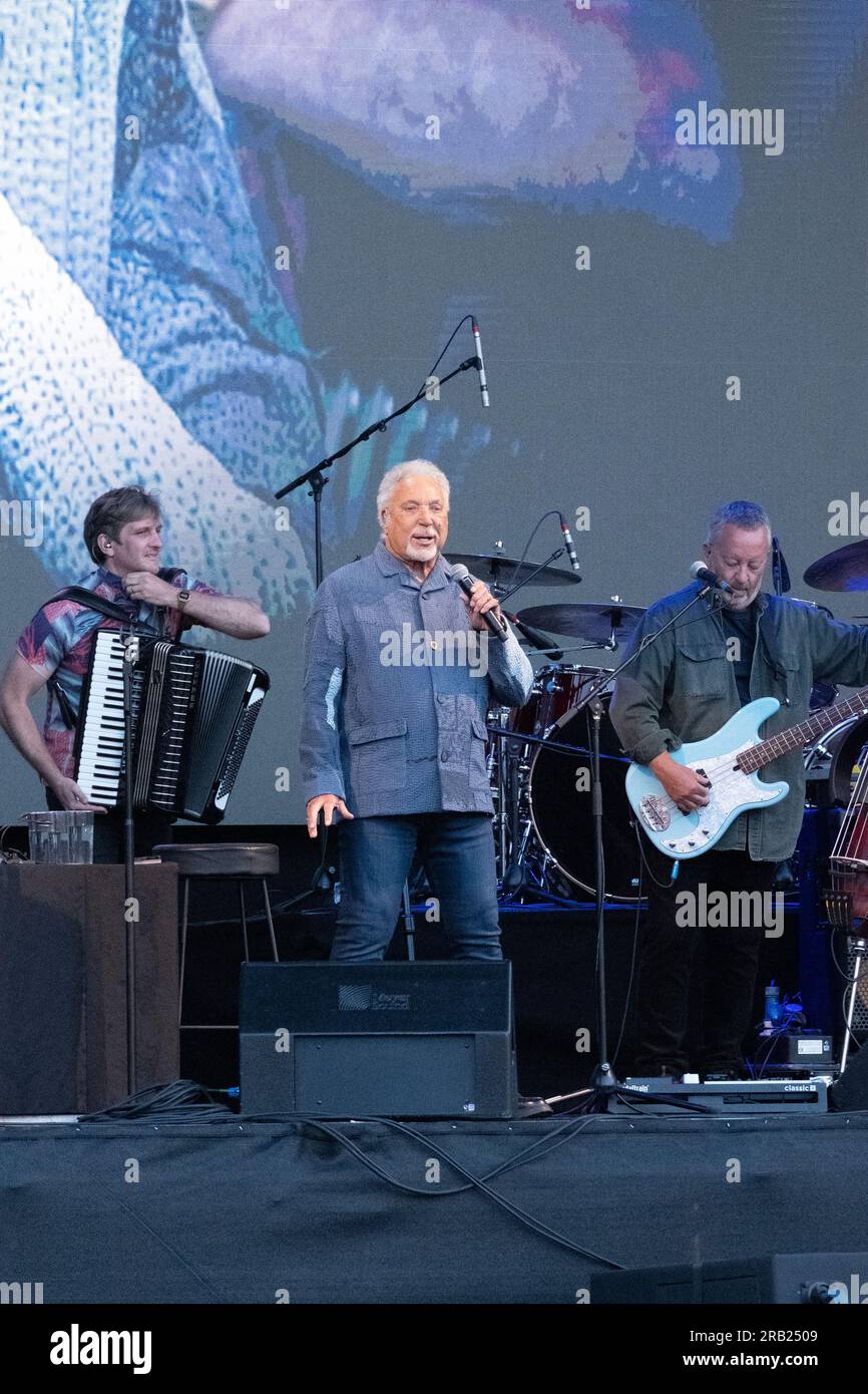 Greenwich London, Regno Unito. 6 luglio 2023. Preforme di Tom Jones al Greenwich Summer Sounds supportate da Scouting for Girls davanti a migliaia di fan Credit: Paul Chambers/Alamy Live News Foto Stock