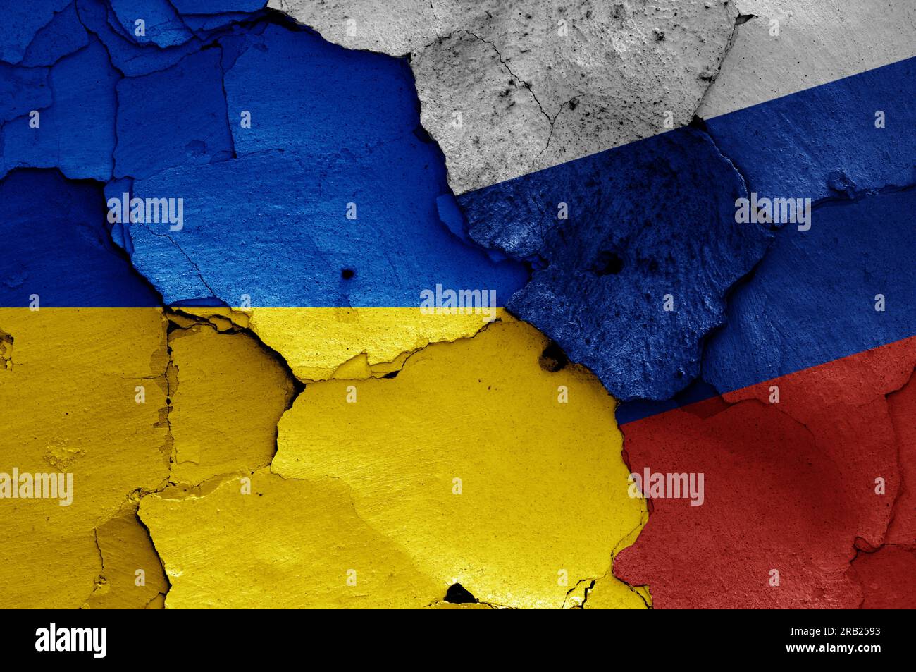 Bandiere di Ucraina e Russia dipinta sulla parete incrinato Foto Stock