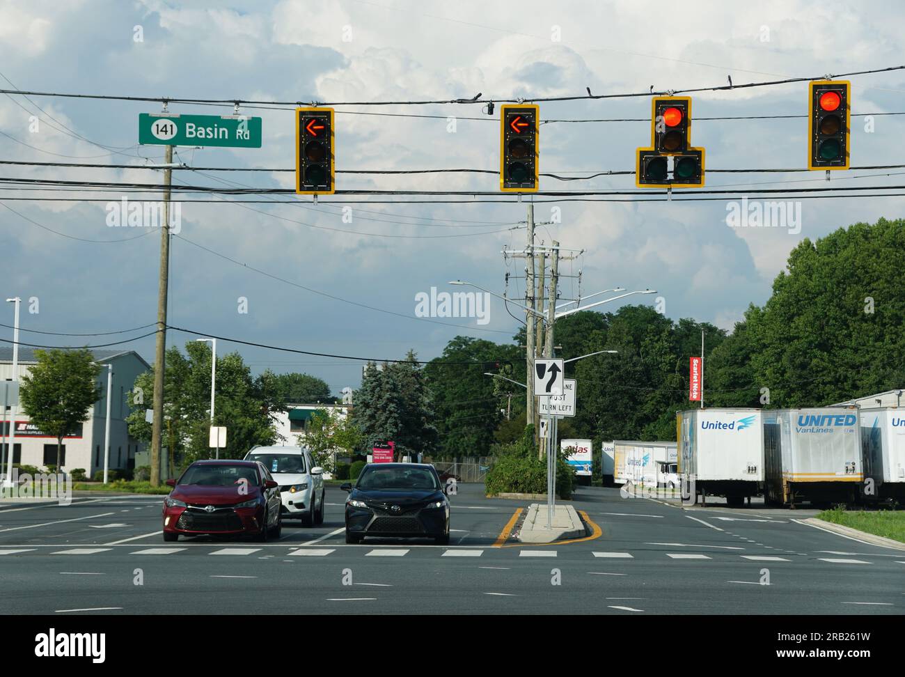New Castle, Delaware, Stati Uniti - 4 luglio 2023 - semaforo sulla Route 141 e Basin Road Foto Stock