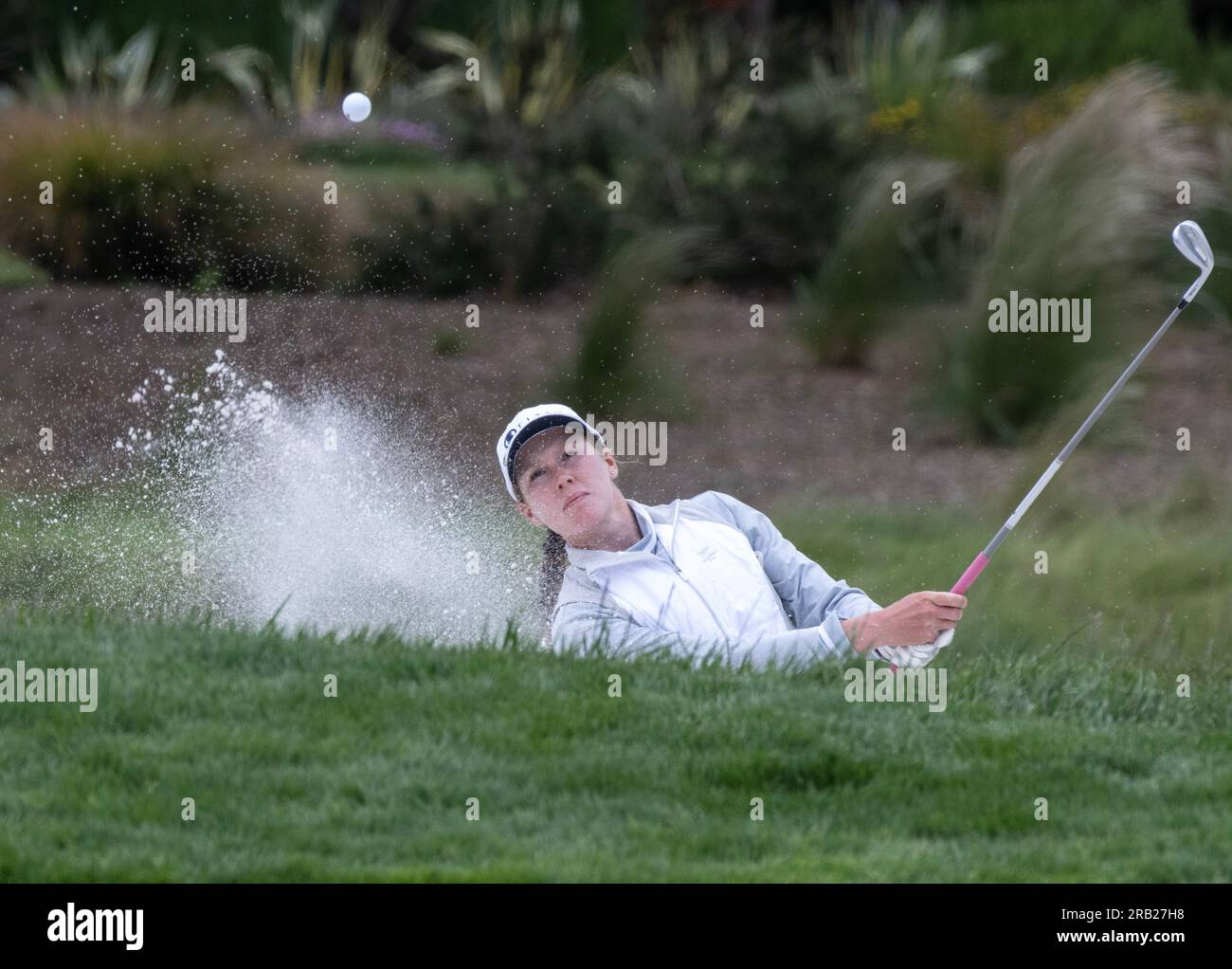 Pebble Beach, Stati Uniti. 6 luglio 2023. Emilia Migliaccio esce da una trappola al secondo verde nel primo round degli Stati Uniti femminili Aperto a Pebble Beach, California, giovedì 6 luglio 2023. Foto di Terry Schmitt/UPI credito: UPI/Alamy Live News Foto Stock