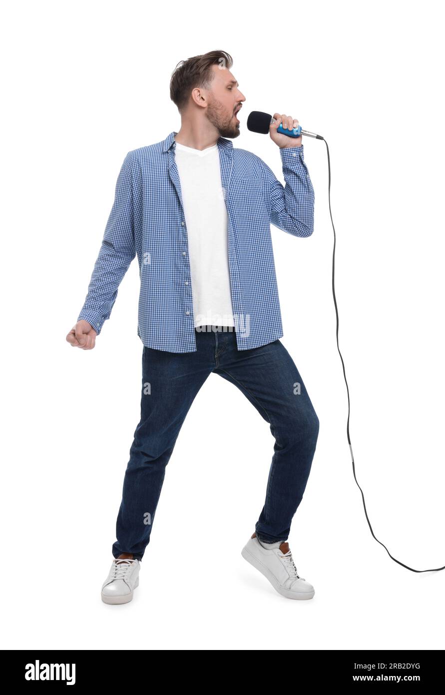 Bell'uomo con microfono che canta su sfondo bianco Foto Stock