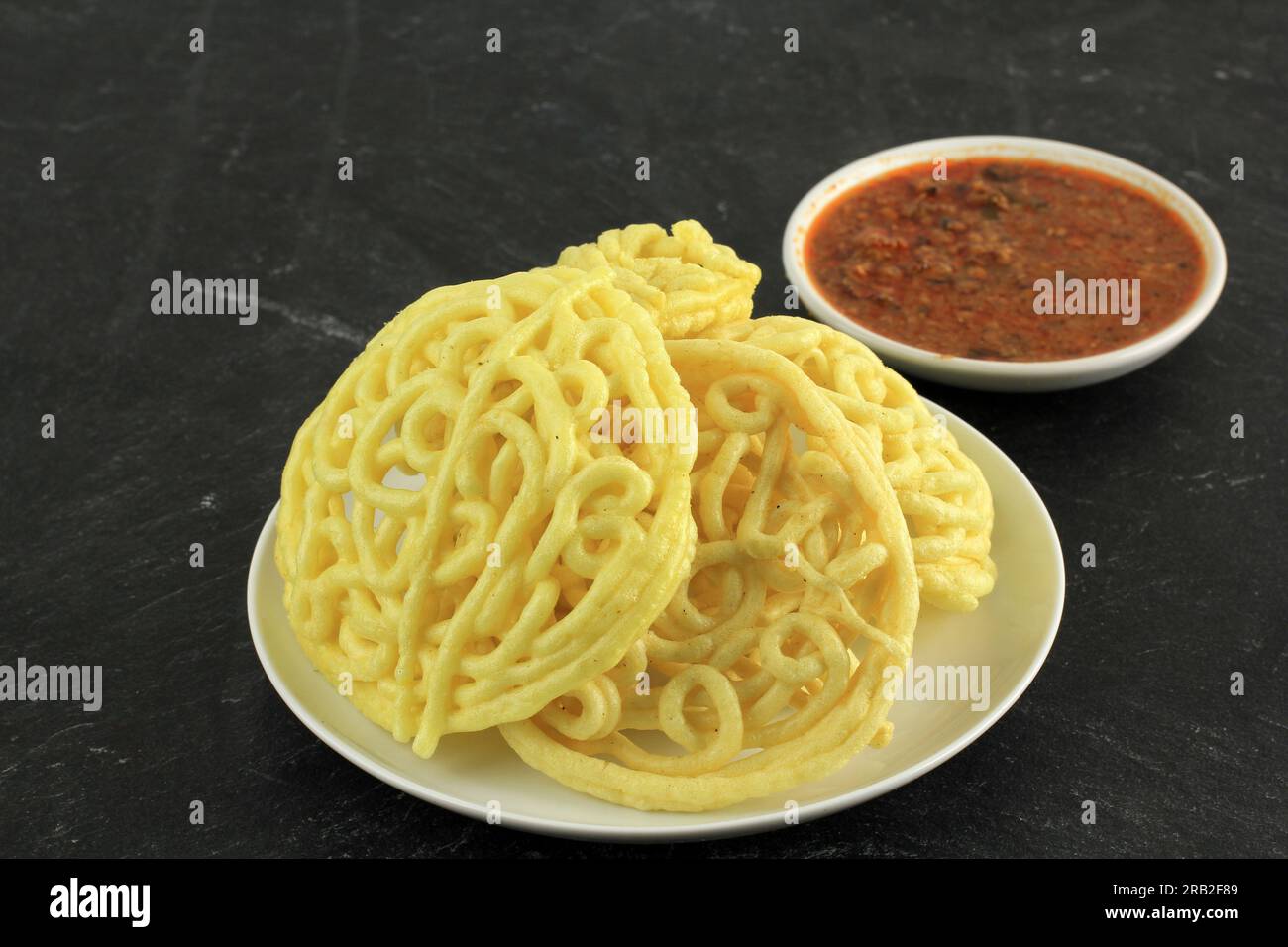 Kerupuk mie Kuning con Sambel Oncom, Bandung Typical Food durante la rottura del veloce mese del Ramadan, Takjil Buka Puasa Ramadhan Foto Stock